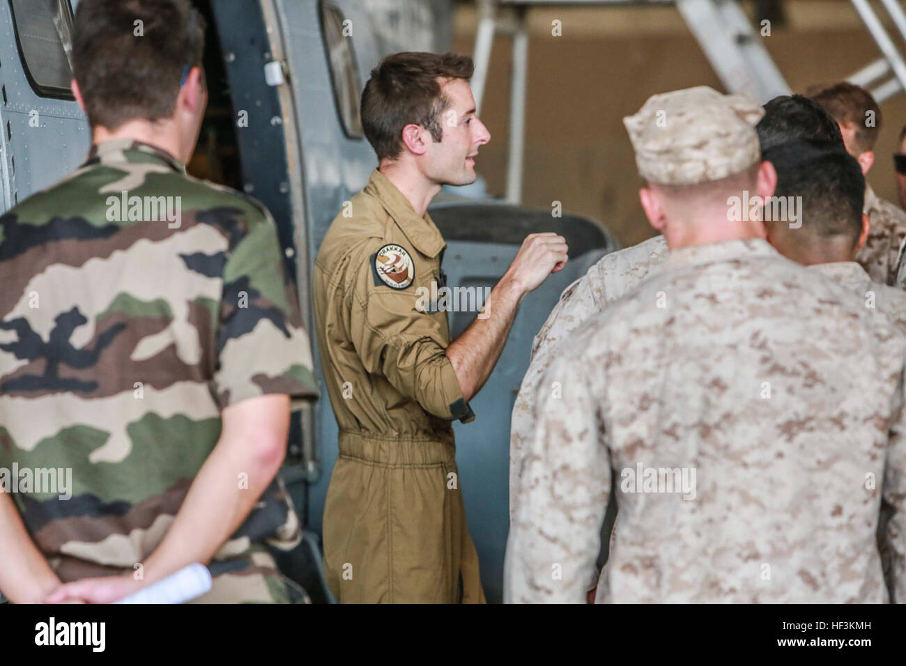 AERIENNE BASE 188, Gibuti (sett. 21, 2015) un pilota francese con il 5° oltremare bracci combinata reggimento (RIAOM) spiega le funzionalità e la struttura dell'Aérospatiale SA 330 Puma a U.S. Marines con il quindicesimo Marine Expeditionary Unit. Elementi del XV MEU si stanno preparando a condurre corsi di formazione bilaterali con la quinta RIAOM in Gibuti al fine di migliorare l'interoperabilità tra i MEU e il militare francese. (U.S. Marine Corps foto di Sgt. Steve H. Lopez/RILASCIATO) Marines americani, Forze francesi iniziare la formazione insieme a Gibuti 150921-M-TJ275-269 Foto Stock