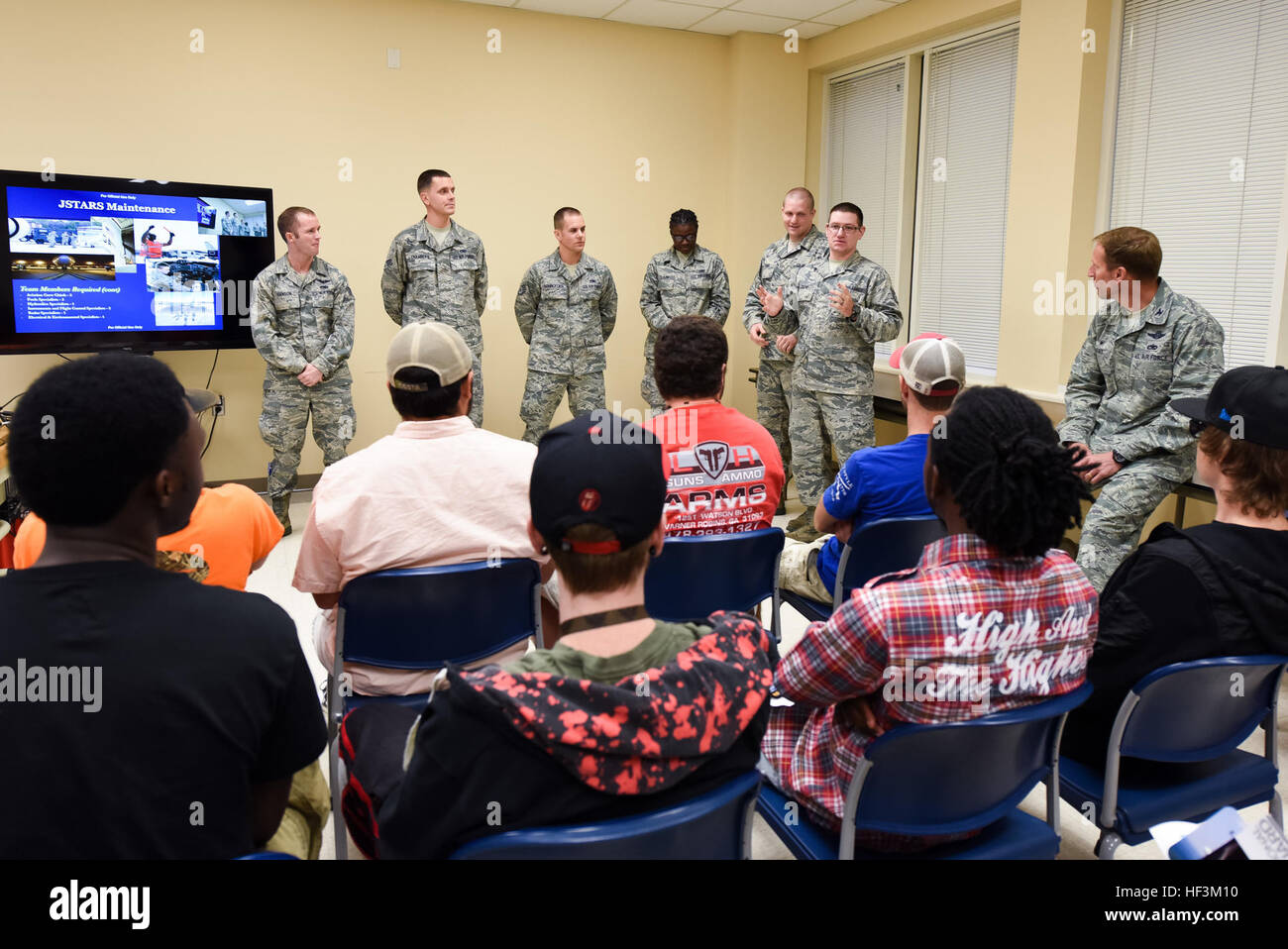 Un gruppo di manutentori di aeromobili da 116aria ala di controllo (ACW), Georgia Air National Guard (ANG), parlare con gli studenti presso il Central Georgia Technical College (CGTC), circa le loro esperienze in Georgia ANG mantenendo la E-8C comune di stelle come Col. Mark Weber, seduto, 116ACW commander guarda, Warner Robins, Ga., 1 ottobre, 2015. Leader di un gruppo di manutentori di aeromobili e reclutatori dal 116ACW ha visitato la Warner Robins e Hawkinsville CGTC campus e condotta simultanea di briefing per gli studenti. Team JSTARS, consistente della Georgia ANG 116ACW, Air Force active duty 4 Foto Stock