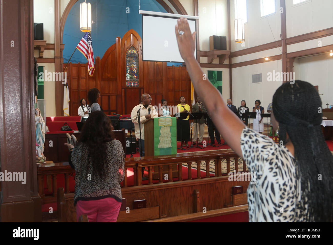 Master Sgt. Reynel Lora, operazioni volo Soprintendente per il primo di base tecnico di emergenza forza 17, dà l'invocazione per il servizio del Vangelo presso la stazione navale cappella, il 4 ottobre, presso gli alberghi degli Stati Uniti La stazione navale di Guantanamo Bay a Cuba. Lora ha assunto un ruolo attivo nel ministero evangelico qui fin dal suo primo paio di settimane, rendendo un impatto immediato per la missione dell'organizzazione. Carni bovine trooper utilizza tocco divino per raggiungere e aiutare gli altri a 151004-Z-IE498-008 Foto Stock