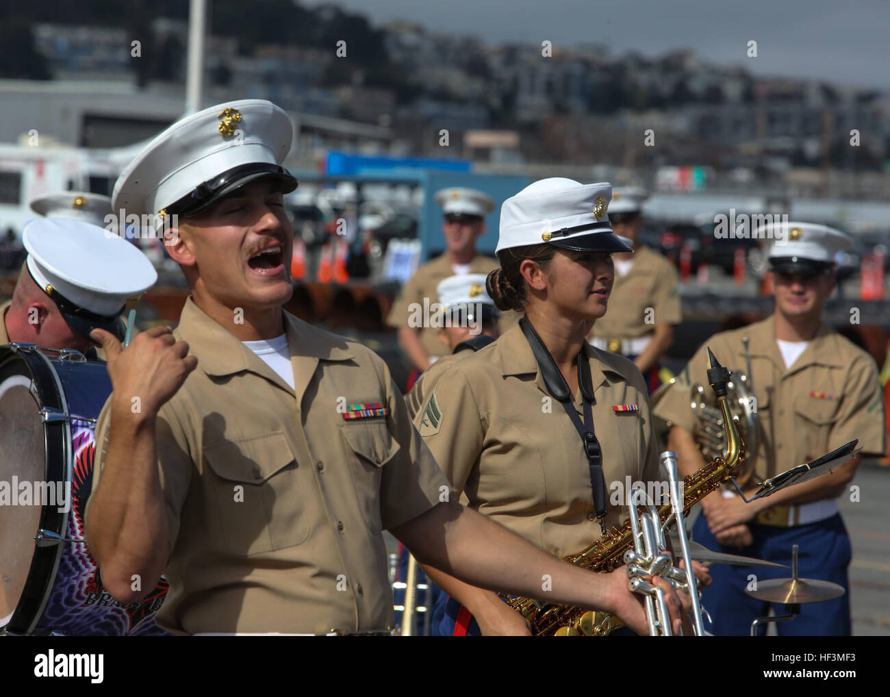 Il sergente Joseph Hoffman, trombettista, 1° Divisione Marine Band, canta ad alta voce in una performance durante una nave statico display su Pier 80 come parte di San Francisco Fleet Week 2015, 10 ottobre. SFFW 15' è un evento della durata di una settimana che unisce un esclusivo programma di training e formazione, riunendo le principali civile soccorritori di emergenza e di crisi navale di forze di risposta di scambio di migliori pratiche incentrate sugli aiuti umanitari aiuto in caso di catastrofe con particolare enfasi sulla difesa sostegno alle autorità civili. San Francisco Pier 80 ospita nave statico display, prestazioni di banda durante la settimana della flotta 2015 151010-M-GM Foto Stock