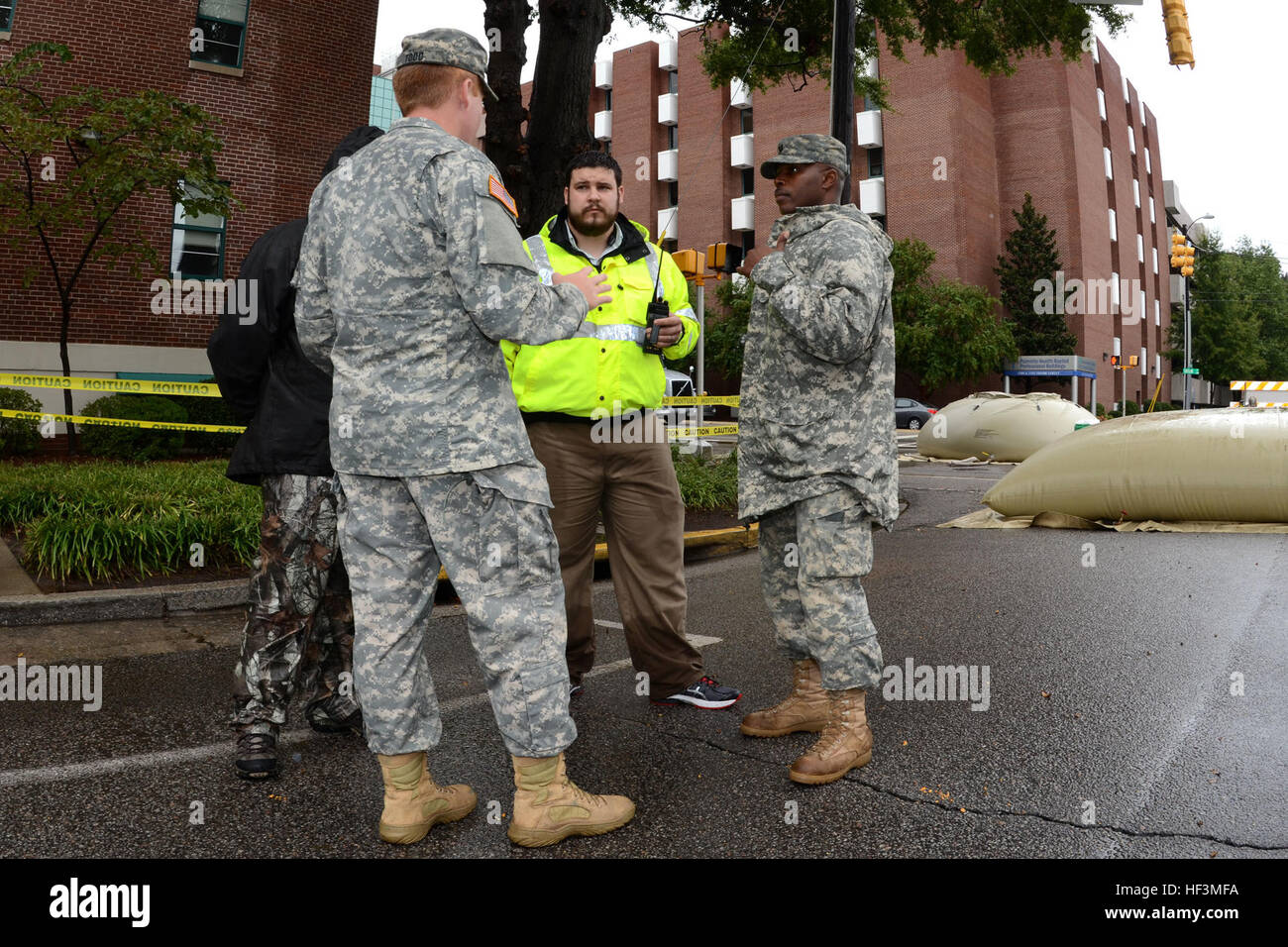 Stati Uniti I soldati dell esercito con la 741st Quartermaster Company, Carolina del Sud Esercito Nazionale Guardia, coordinare con gli ingegneri civili alla salute Palmetto Baptist Hospital in Columbia, S.C., durante una statewide Flood response, 10 ottobre, 2015. Soldati addestrati come la purificazione di acqua utilizzato gli specialisti dell'acqua ad osmosi inversa per la purificazione di unità a filtro acqua contaminata. Essi sono stati in grado di pompare fino a 15.000 galloni di per ora in ospedale da una città idrante, consentendo l'ospedale per rimanere operativo dopo le acque di esondazione compromessa la città di approvvigionamento di acqua. La Carolina del Sud la guardia nazionale ha Foto Stock