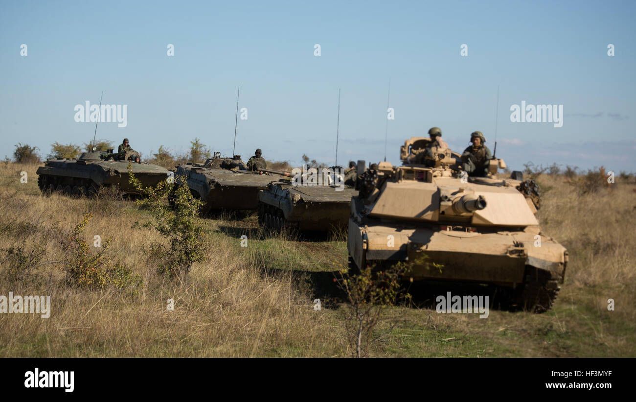 Stati Uniti Marine M1A1 Abrams serbatoi e bulgaro BMP-1s condotta integrazione meccanizzata della formazione durante il platino Lion 16-1 a Novo Selo Area Formazione, Bulgaria, 28 ottobre 2015. Il CAC, parte del Mar Nero La forza di rotazione, prevede il serbatoio, ricognizione e supporto di artiglieria per migliorare la formazione multilaterale, rassicurare gli alleati della NATO e partner del nostro impegno per la difesa regionale. (U.S. Marine Corps foto di Cpl. Justin T. Updegraff/ Rilasciato) nazioni della NATO Avvia esercitazione multilaterale con i serbatoi, artiglieria per rafforzare la difesa regionale 151028-M-TV331-143 Foto Stock