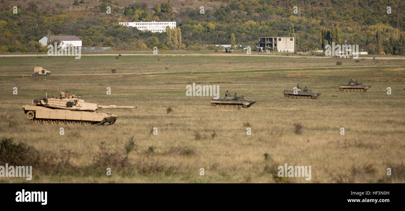 Stati Uniti Marine M1A1 Abrams serbatoi con bracci combinato società bulgara e BMP-1s condotta integrazione meccanizzata della formazione durante il platino Lion 16-1 a Novo Selo Area Formazione, Bulgaria, 28 ottobre 2015. Il CAC, parte del Mar Nero La forza di rotazione, prevede il serbatoio, ricognizione e supporto di artiglieria per migliorare la formazione multilaterale, rassicurare gli alleati della NATO e partner del nostro impegno per la difesa regionale. (U.S. Marine Corps foto di Cpl Justin T. Updegraff/ Rilasciato) nazioni della NATO Avvia esercitazione multilaterale con i serbatoi, artiglieria per rafforzare la difesa regionale 151028-M-TV331-107 Foto Stock
