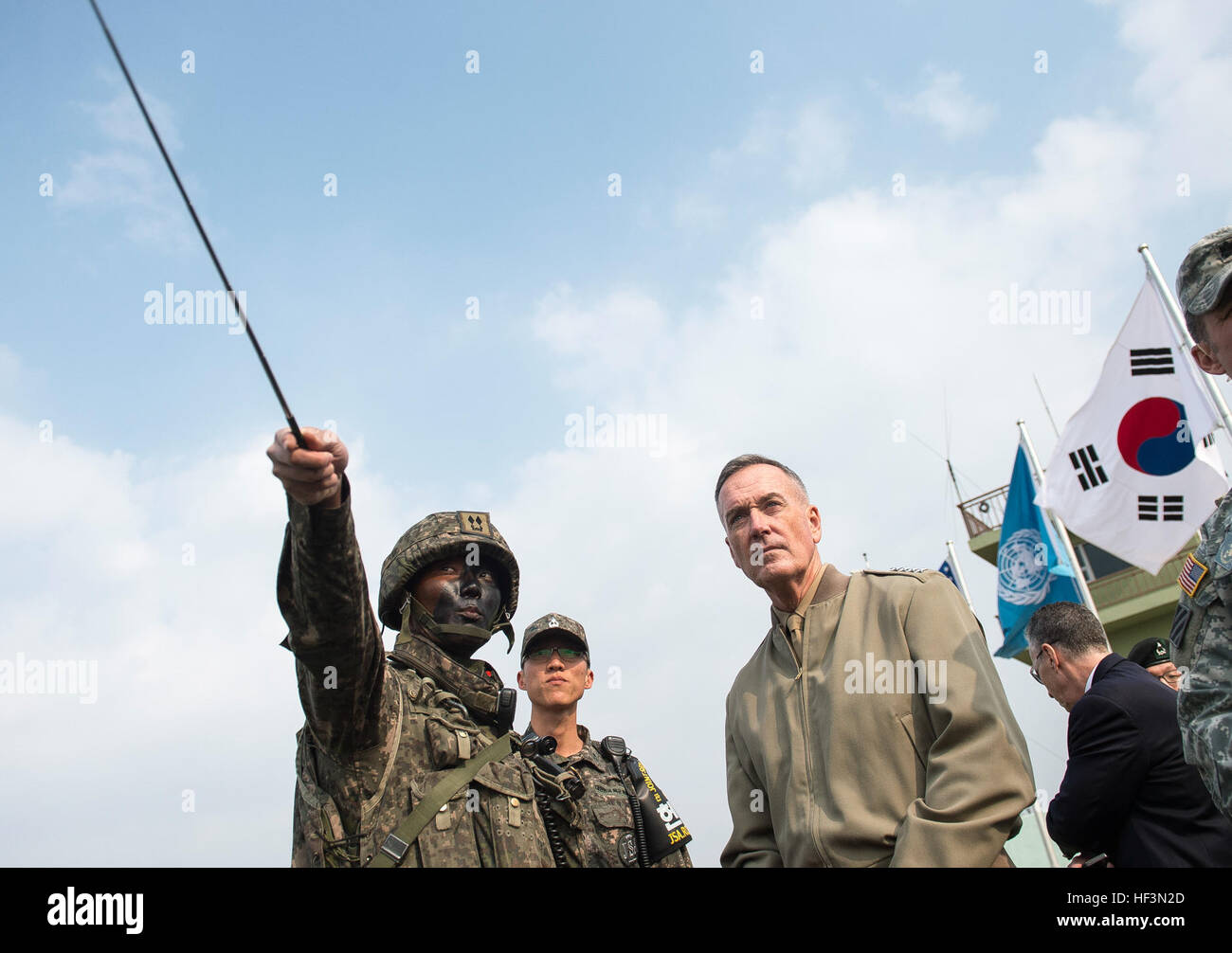 Marine Corps gen. Joseph F. Dunford Jr., XIX presidente del Comune di capi di Stato Maggiore, viene informato da una repubblica di Corea soldato durante un viaggio in zona demilitarizzata, nella Repubblica di Corea, nov. 2, 2015 (DoD foto di Marina Sottufficiali di 2a classe di Dominique A. Pineiro) Gen. Dunford viaggi alla DMZ 151102-D-PB383-0870 Foto Stock