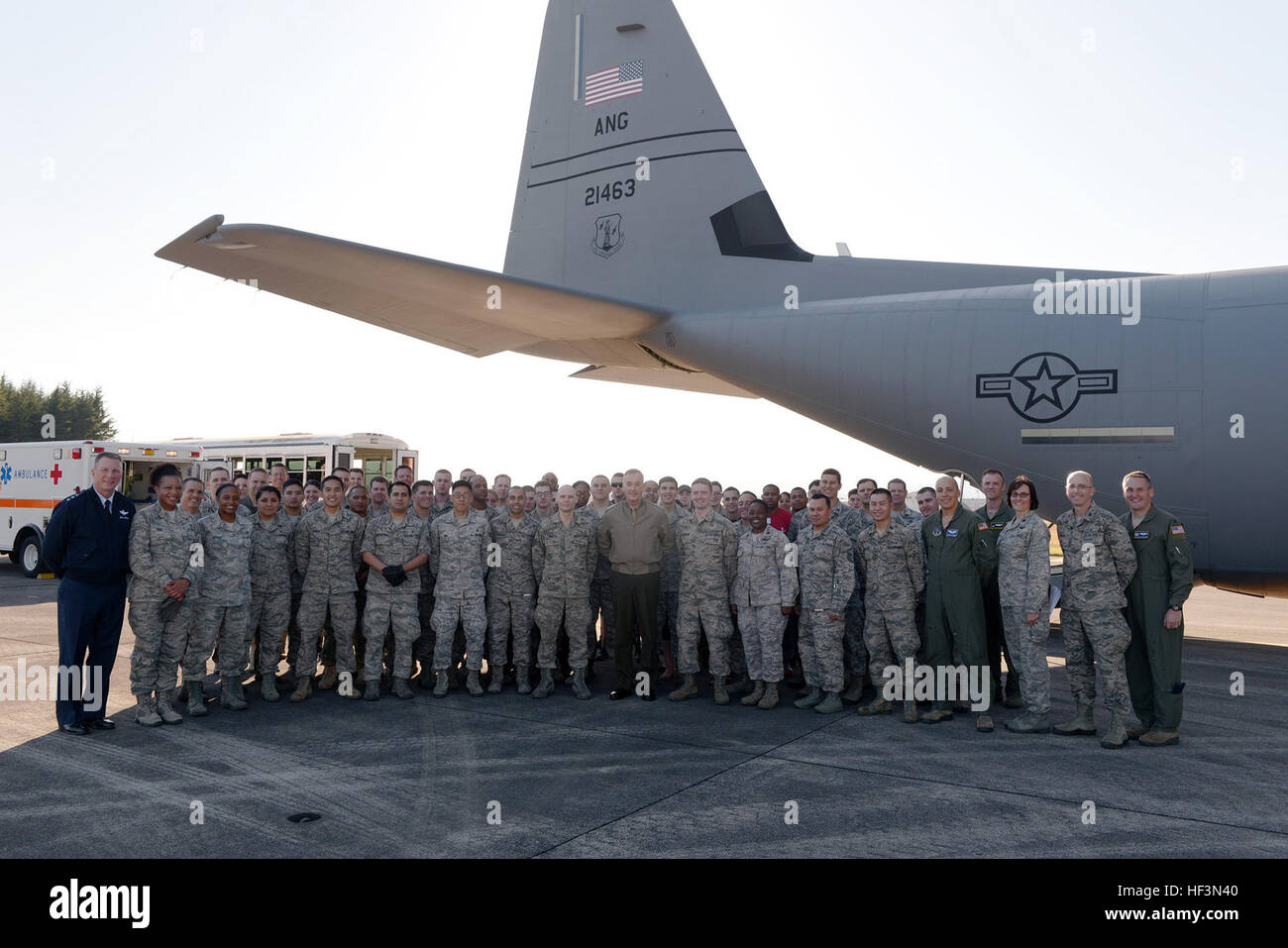 Marine Corps gen. Joseph F. Dunford, presidente del Comune di capi di Stato Maggiore, e il tenente Gen. John Dolan, U.S. Forze, Giappone commander, scattare una foto di gruppo con i membri della comunità a Yokota Air Base, Giappone, nov. 4, 2015. Dunford, il ranking più alto organo militare del Dipartimento della Difesa, ha avuto il tempo di parlare con i membri del servizio a Yokota, ricordando loro l'importanza della preparazione e formazione. (U.S. Air Force photo by Staff Sgt. Cody H. Ramirez/RILASCIATO) visite CJCS Yokota 151103-F-abbiamo773-169 Foto Stock