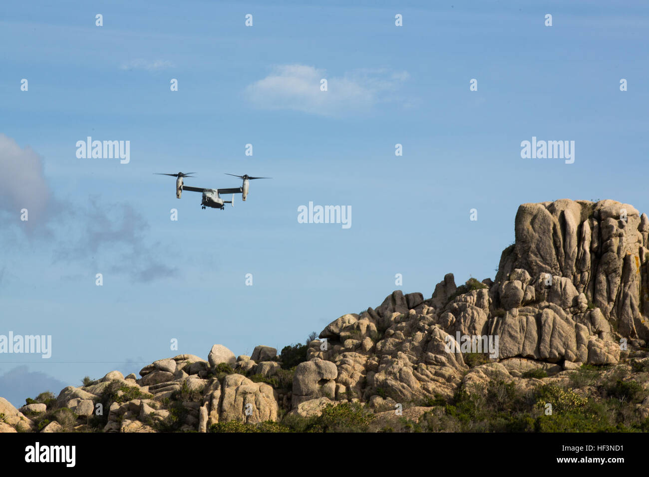 Un U.S. Marine Corps MV-22B Osprey assegnato al Marine dedicate Air-Ground Task Force-Crisis Response-Africa si prepara a terra durante una operazione combinata parte dell esercizio Blue Raptor in Frasselli, Francia, nov. 20, 2015. La Allied Maritime basando iniziativa è una prova di concetto per fornire gli Stati Uniti e gli alleati della NATO un anno-round, marittimo crisi basato forza risposta sfruttando la capacità anfibie che risiedono in Europa. (U.S. Marine Corps photo by Staff Sgt. Keonaona C. Paulo/RILASCIATO) Blu Raptor 151120-M-EF955-184 Foto Stock