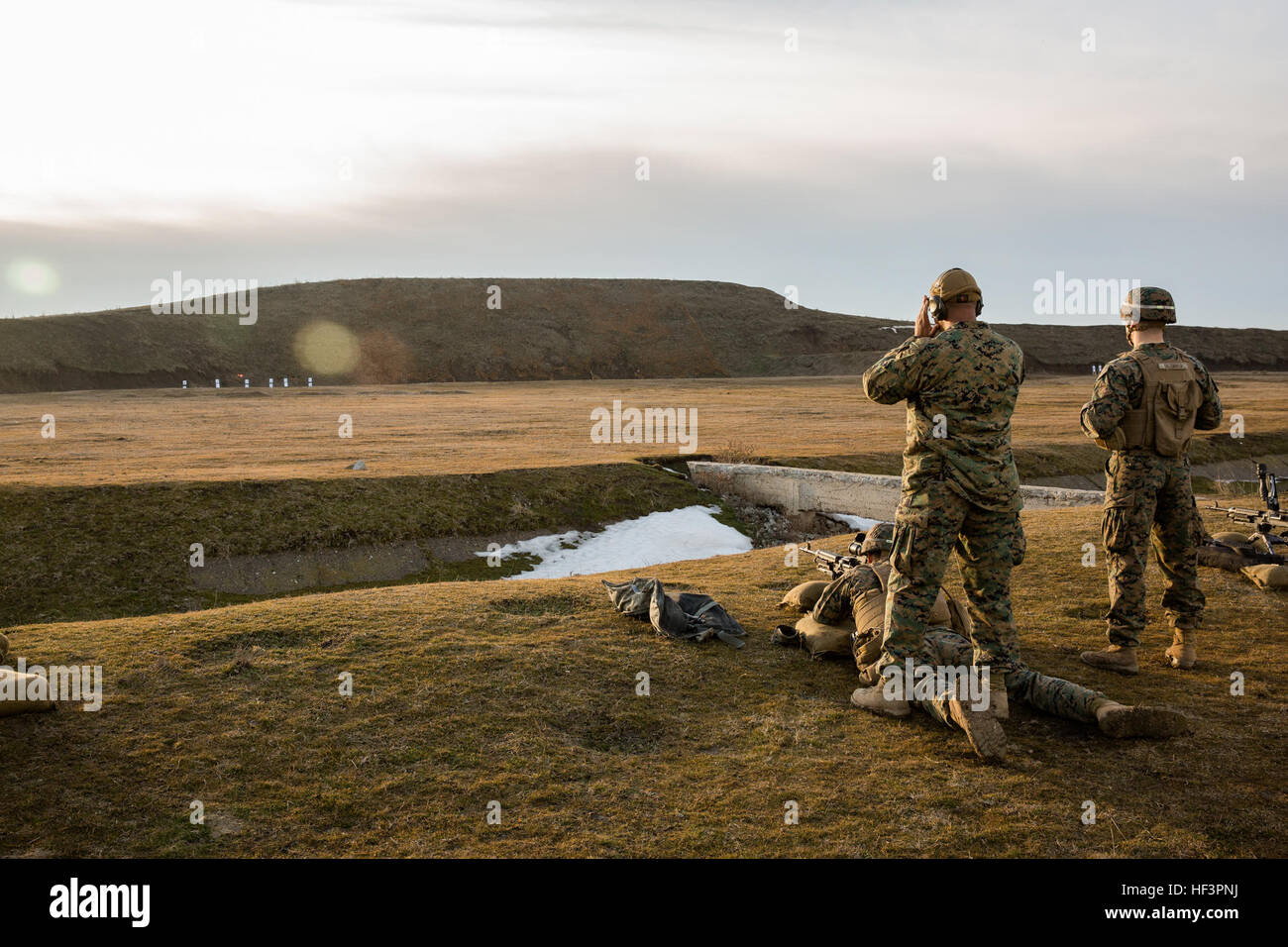 Stati Uniti Marines con il Mar Nero forza rotazionale di fire M240B luce mitragliatrici durante un'esercitazione a fuoco per confermare la loro zero a bordo di Mihail Kognalniceanu Air Base, Romania, Febbraio 2, 2016. Marines dal 1° Battaglione, 8° Reggimento Marine, battaglia condotta dalla vista degli zeri su vari sistemi di armamenti, per preparare la futura BSRF esercizi e gli imprevisti. (U.S. Marine Corps foto di Cpl. Kelly L. Street, 2D MARDIV COMCAM/RILASCIATO) BSRF 16.1, gamma Zero 160202-M-OU200-030 Foto Stock
