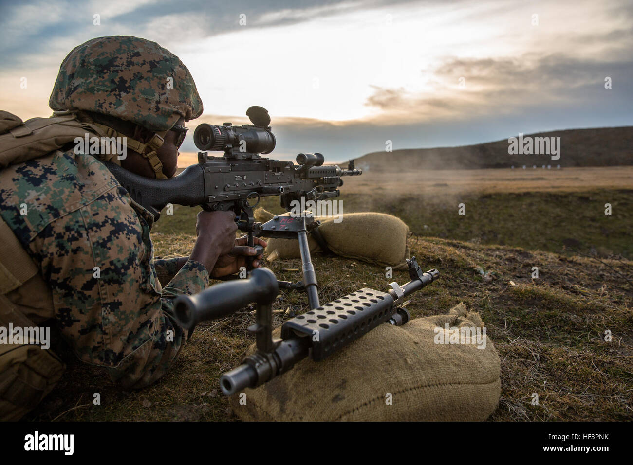 Un U.S. Marine con il Mar Nero forza rotazionale di incendi un M240B macchina leggera pistola durante un'esercitazione a fuoco per confermare la sua zero a bordo di Mihail Kognalniceanu Air Base, Romania, Febbraio 2, 2016. Marines dal 1° Battaglione, 8° Reggimento Marine, battaglia condotta dalla vista degli zeri su vari sistemi di armamenti, per preparare la futura BSRF esercizi e gli imprevisti. (U.S. Marine Corps foto di Cpl. Kelly L. Street, 2D MARDIV COMCAM/RILASCIATO) BSRF 16.1, gamma Zero 160202-M-OU200-038 Foto Stock