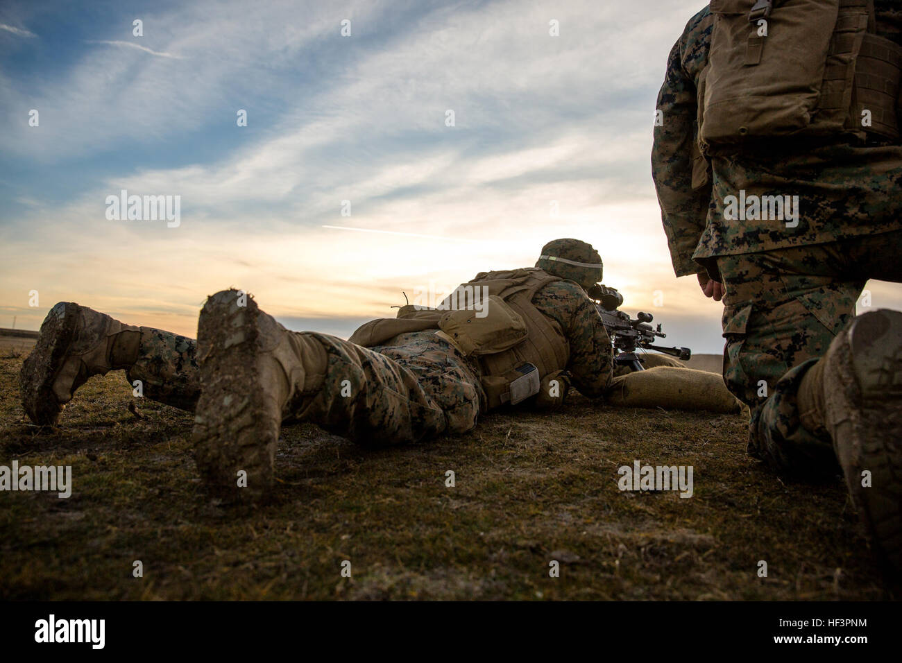 Un U.S. Marine con il Mar Nero forza rotazionale di incendi un M240B macchina leggera pistola durante un'esercitazione a fuoco per confermare la sua zero a bordo di Mihail Kognalniceanu Air Base, Romania, Febbraio 2, 2016. Marines dal 1° Battaglione, 8° Reggimento Marine, battaglia condotta dalla vista degli zeri su vari sistemi di armamenti, per preparare la futura BSRF esercizi e gli imprevisti. (U.S. Marine Corps foto di Cpl. Kelly L. Street, 2D MARDIV COMCAM/RILASCIATO) BSRF 16.1, gamma Zero 160202-M-OU200-036 Foto Stock