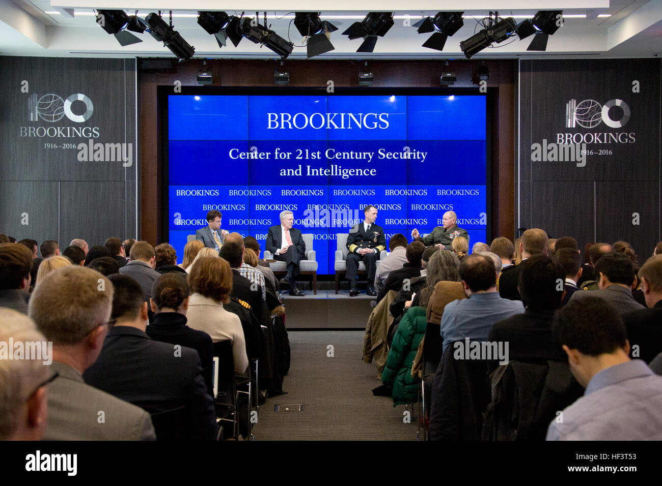 Da sinistra, Michael O'Hanlon, segretario della Marina Ray Mabus e Capo di operazioni navali Adm. John M. Richardson ascoltare il Comandante del Marine Corps gen. Robert B. Neller, durante un evento con il centro per il XXI secolo, di sicurezza e di intelligence al Brookings Institution, Washington D.C., Feb 26, 2016. Mabus, Richardson e Neller discusso del futuro concetti marittima, strategie e tecnologie con O'Hanlon come moderatore. (U.S. Marine Corps photo by Staff Sgt. Gabriela Garcia/RILASCIATO) CMC a Brookings 160226-M-SA716-038 Foto Stock