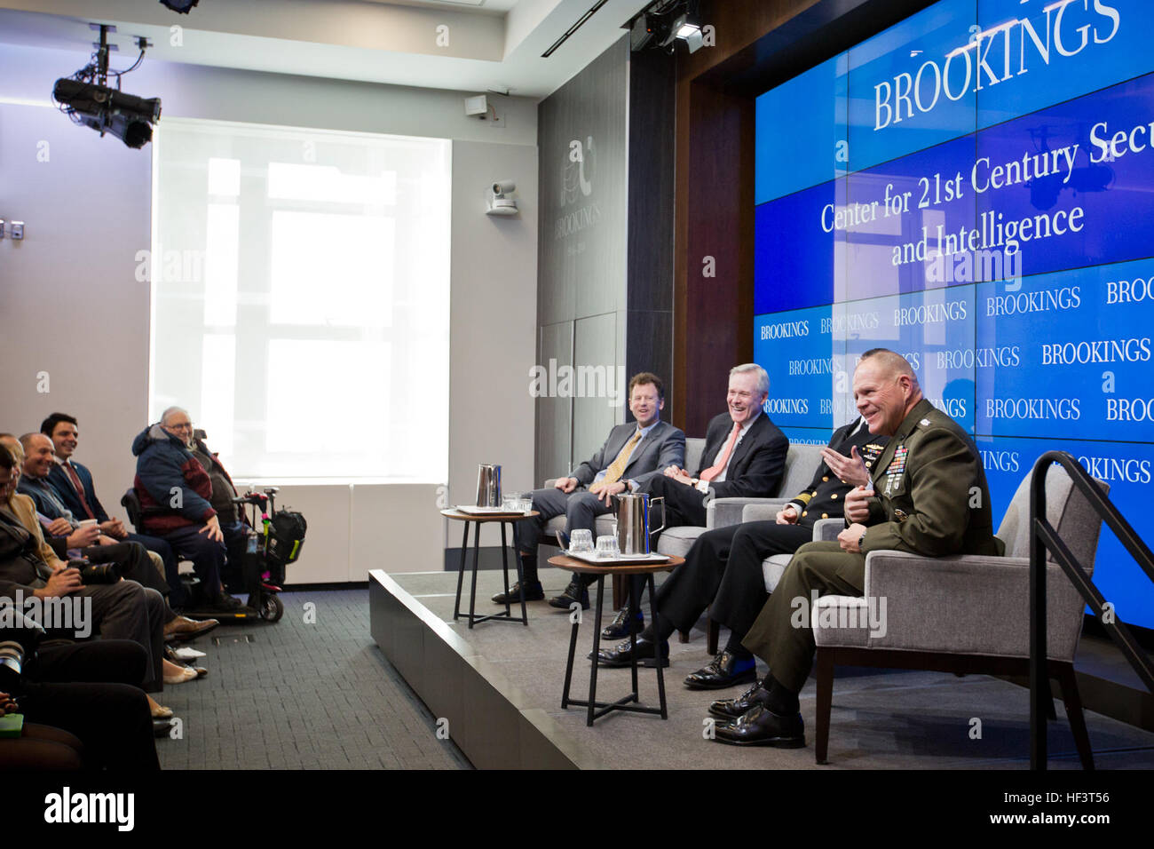 Il segretario della Marina Ray Mabus e Capo di operazioni navali Adm. John M. Richardson e Comandante del Marine Corps gen. Robert B. Neller, frequentare il centro per il XXI secolo, di sicurezza e di intelligence con Michael O'Hanlon, centro presso il Brookings Institution, Washington D.C., Feb 26, 2016. Mabus, Richardson e Neller discusso del futuro concetti marittima, strategie e tecnologie con O'Hanlon come moderatore. (U.S. Marine Corps photo by Staff Sgt. Gabriela Garcia/RILASCIATO) CMC a Brookings 160226-M-SA716-048 Foto Stock