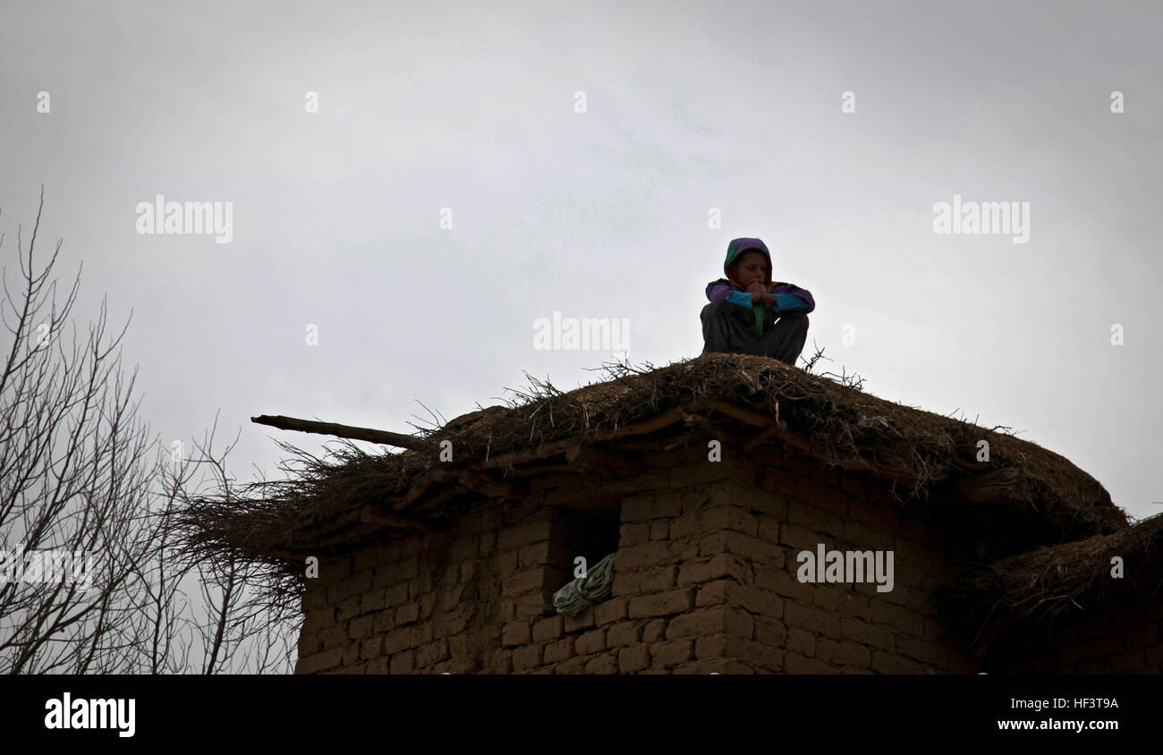 Un capretto afghano guarda da un tetto a membri del Panjshir Provincial Reconstruction Team a piedi attraverso il Villaggio Froj nel Panjshir Provincia, Afghanistan a gennaio 02, 2010. PRT elementi topografici furono una posizione possibile per un serbatoio di acqua. (U.S. Esercito foto di Sgt. Teddy Wade/RILASCIATO) Flickr - DVIDSHUB - Incontro in Panjshir Provincia Foto Stock