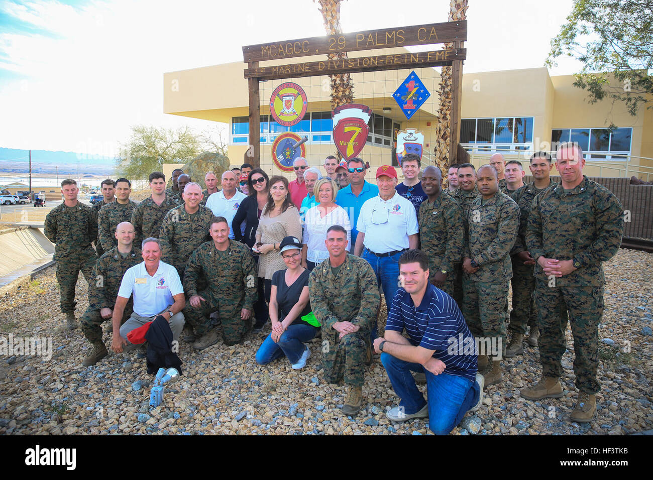 'Magnificent settimo' ospitato Palm Desert City Council, Camera di commercio e la prima divisione Marine associazione, deserto città Mitchell Paige Medal of Honor Capitolo a bordo del centro di combattimento per un giorno della cerimonia e formazione, Marzo 9, 2016. (Gazzetta Marine Corps Foto di Cpl. Julio McGraw/RILASCIATO) magnifico settimo accoglie Palm Desert al centro di combattimento 160309-M-FZ867-623 Foto Stock