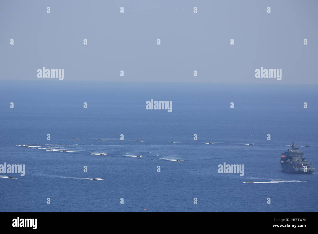 Assalto coreano veicoli anfibi con la Repubblica di Corea Marine Corps Regimental Team di atterraggio 7 assault Doksukri Beach, Rok, durante il giorno di sbarco di esercizio Ssang Yong 16, Marzo 12, 2016. Ssang Yong 16 è una biennale combinato esercizio anfibio condotto da avanti-distribuito le forze degli Stati Uniti con la Repubblica di Corea Navy e Marine Corps, Esercito Australiano e Royal New Zealand forze militari al fine di rafforzare la nostra interoperabilità e i rapporti di lavoro in una vasta gamma di operazioni militari - dal rilievo di disastro a complesse operazioni expeditionary. (U.S. Marine Corps photo by MCIPAC Comba Foto Stock