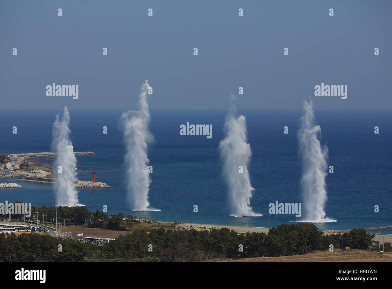 Esplosioni si spengono nelle acque prima di assalto Coreano veicoli anfibi con la Repubblica di Corea Marine Corps Regimental Team di atterraggio 7 assault on Doksukri Beach, Rok, durante il giorno di sbarco di esercizio Ssang Yong 16, Marzo 12, 2016. Ssang Yong 16 è una biennale combinato esercizio anfibio condotto da avanti-distribuito le forze degli Stati Uniti con la Repubblica di Corea Navy e Marine Corps, Esercito Australiano e Royal New Zealand forze militari al fine di rafforzare la nostra interoperabilità e i rapporti di lavoro in una vasta gamma di operazioni militari - dal rilievo di disastro al complesso operatio expeditionary Foto Stock