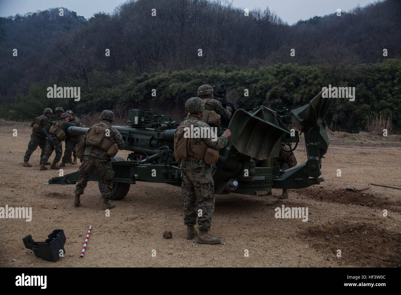 U.S. Marines con Golf Battery, Battalion Landing Team 1st Battalion, 5th Marines, 31st Marine Expeditionary Unit, Emplace M-777A2 Howitzers during Exercise Ssang Yong 16 at Sanseori, Pohang, Repubblica di Corea, 13 marzo 2016. Ssang Yong 16 è un esercizio anfibio combinato biennale con forze statunitensi, della Repubblica di Corea, australiane e neozelandesi per rafforzare l'interoperabilità e le relazioni di lavoro in più operazioni militari. Foto Stock