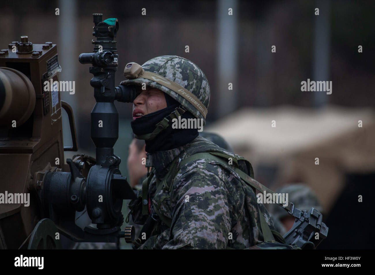 I Marines ROK e i Marines degli Stati Uniti adeguano gli obici KH-179 durante l'esercitazione Ssang Yong 16 a Pohang, Corea del Sud, un esercizio anfibio combinato per rafforzare l'interoperabilità e la cooperazione militare multinazionale. Foto Stock