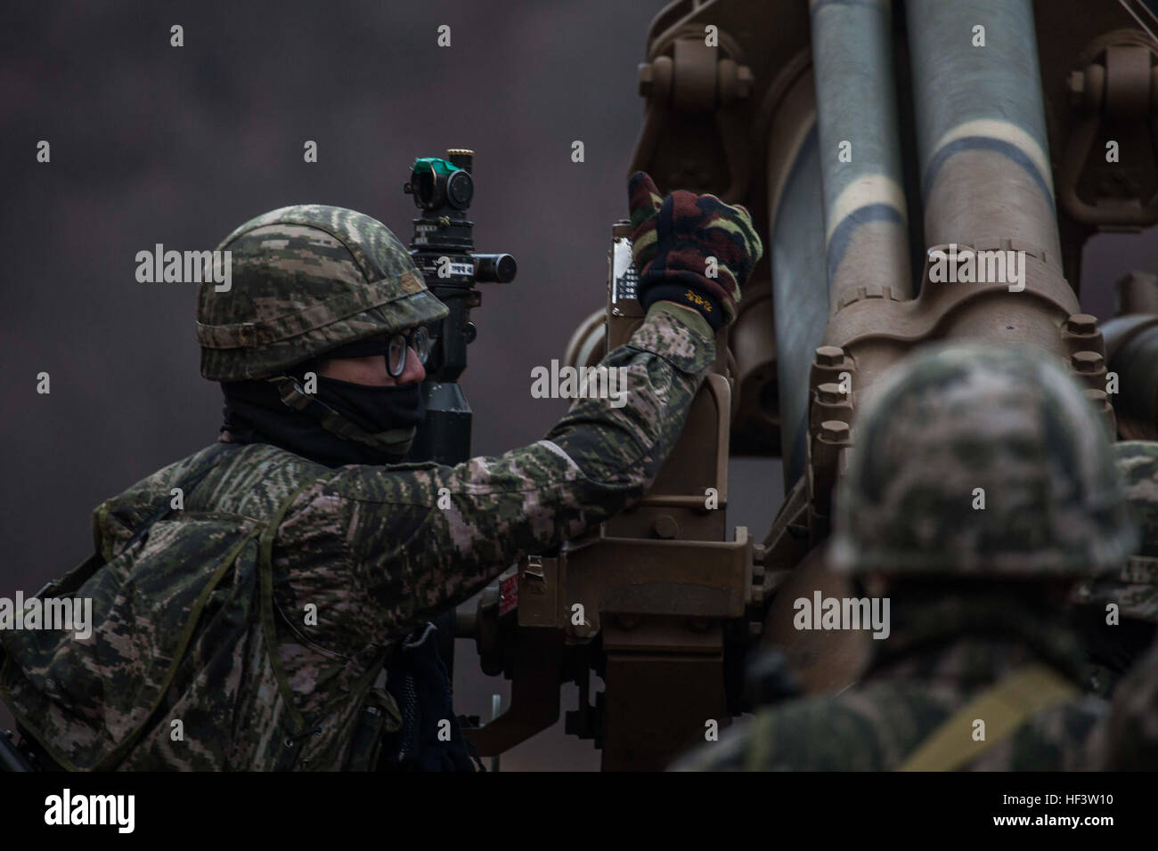 I Marines ROK e i Marines statunitensi calibrano gli obici KH-179 durante l'esercitazione Ssang Yong 16 a Sanseori, Pohang, Corea del Sud, il 14 marzo 2016, nell'ambito di un esercizio anfibio combinato con le forze alleate per rafforzare l'interoperabilità e il coordinamento operativo. Foto Stock
