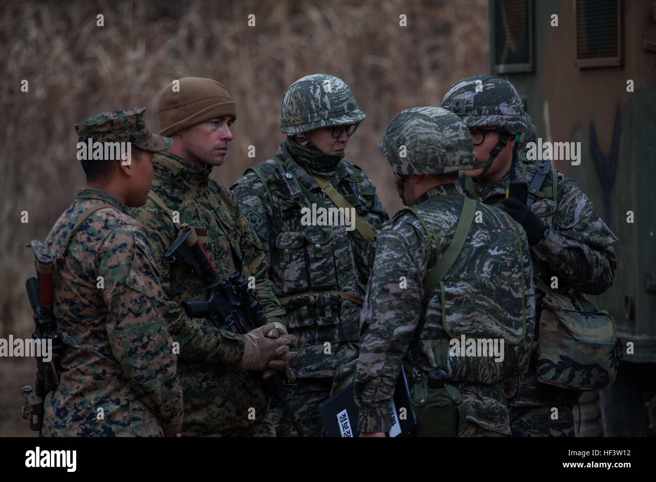 U.S. Marines con Golf Battery, Battalion Landing Team 1st Battalion, 5th Marines, 31st MEU, coordinati con i Marines della Repubblica di Corea di Bravo Battery, 11th Battalion, 1st ROK Division per svuotare gli obici KH-179 durante l'esercitazione Ssang Yong 16, 14 marzo 2016. L'esercizio è un'operazione anfibia combinata volta a rafforzare l'interoperabilità e il coordinamento operativo tra le nazioni partecipanti. Foto Stock