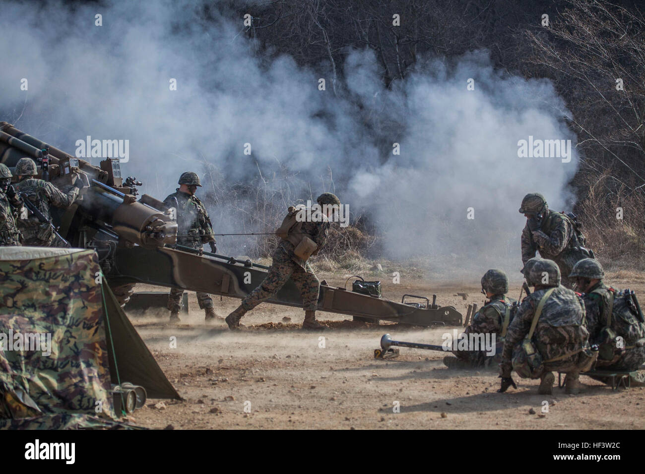 US Marines con Golf Battery, Battalion Landing Team 1st Battalion, 5th Marines, 31st Marine Expeditionary Unit, sparano un obice coreano KH-179 a Sanseori, Corea del Sud, 15 marzo 2016, come parte dell'esercitazione Ssang Yong 16. L'esercizio anfibio combinato biennale rafforza l'interoperabilità tra le forze statunitensi, della Repubblica di Corea, australiane e neozelandesi. Foto Stock
