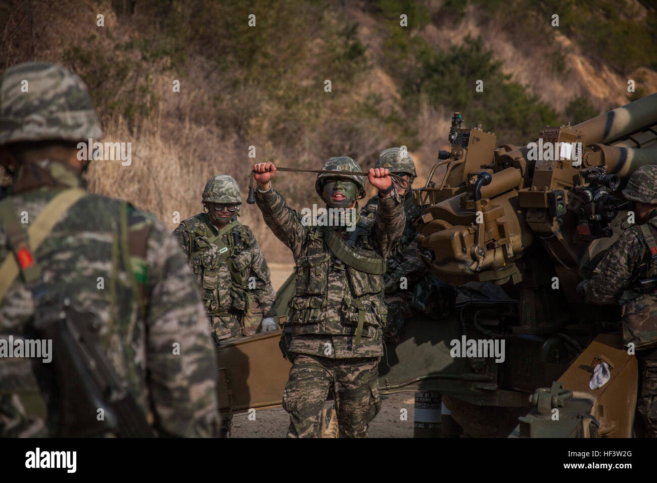 Una repubblica di Corea Marine assegnato al Bravo batteria, xi Battaglione, 1° Divisione ROK, presenta il suo cinturino prima di sparare un coreano KH-179 obice a Sanseori, Corea del Sud, come parte dell'esercizio Ssang Yong 16, Marzo 15, 2016. Ssang Yong è una biennale combinato esercizio anfibio condotte dalle forze degli Stati Uniti con la Repubblica di Corea Navy e Marine Corps, Esercito Australiano e Royal New Zealand forze armate allo scopo di rafforzare l'interoperabilità e i rapporti di lavoro in una vasta gamma di operazioni militari. I marines e marinai del trentunesimo MEU sono attualmente dispiegati in Corea come parte di Foto Stock