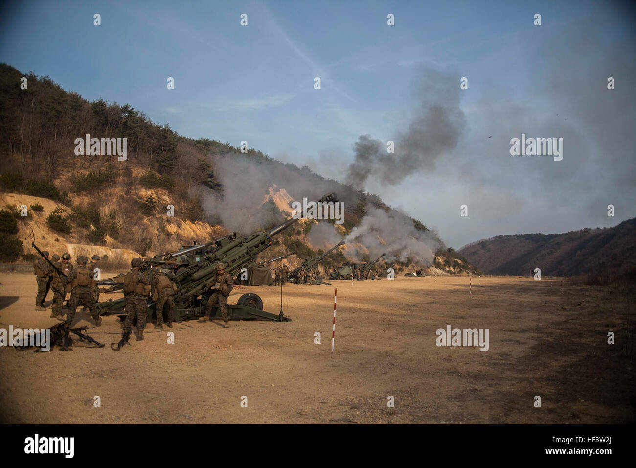 I marines statunitensi e della Repubblica di Corea conducono missioni di fuoco combinate di artiglieria a Sanseori, Corea del Sud, durante l'esercitazione Ssang Yong 16, un esercizio di addestramento anfibio biennale che migliora l'interoperabilità, il coordinamento e la prontezza tra le forze multinazionali. Foto Stock