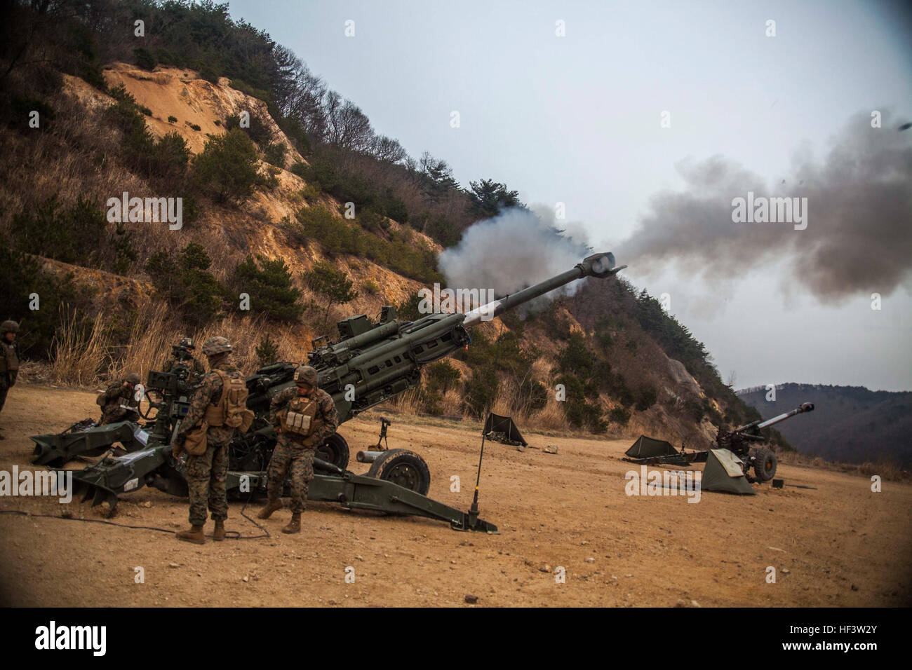 I Marines di Golf Battery, 1st Battalion, 5th Marines, 31st MEU, sparano obici M777A2 a Sanseori, Corea del Sud, durante l'esercitazione Ssang Yong 16, un esercizio anfibio combinato che migliora l'interoperabilità tra le forze statunitensi, coreane, australiane e neozelandesi. Foto Stock