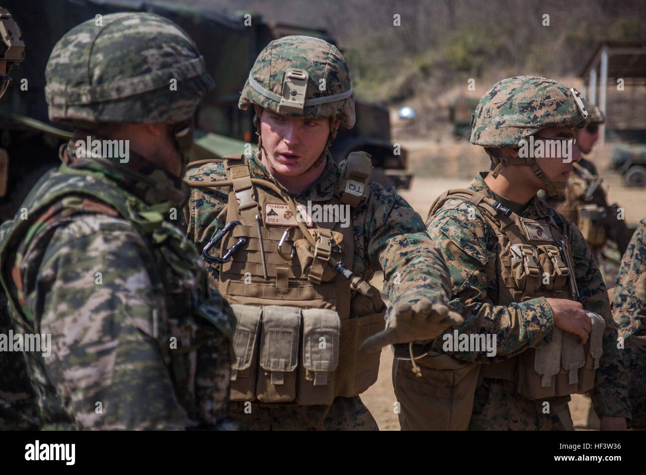 I Marines della Golf Battery, 1st Battalion, 5th Marines, 31st MEU si allenano con i Marines della Repubblica di Corea sull'obice KH-179 che sparano a Sanseori, Corea del Sud durante l'esercitazione Ssang Yong 16, un esercizio anfibio combinato con forze alleate per migliorare l'interoperabilità. Foto Stock