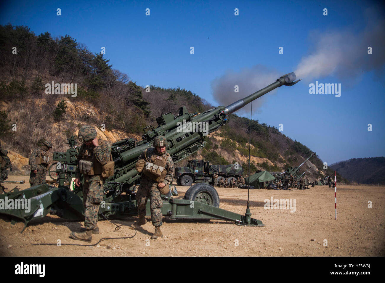 US Marines con Golf Battery, Battalion Landing Team 1st Battalion, 5th Marines, 31st Marine Expeditionary Unit sparano un obice M777A2 155 mm a Sanseori, Corea del Sud durante l'esercitazione Ssang Yong 16, un'esercitazione anfibia biennale combinata con forze della Repubblica di Corea, australiane e della nuova Zelanda reale per rafforzare l'interoperabilità. Foto Stock