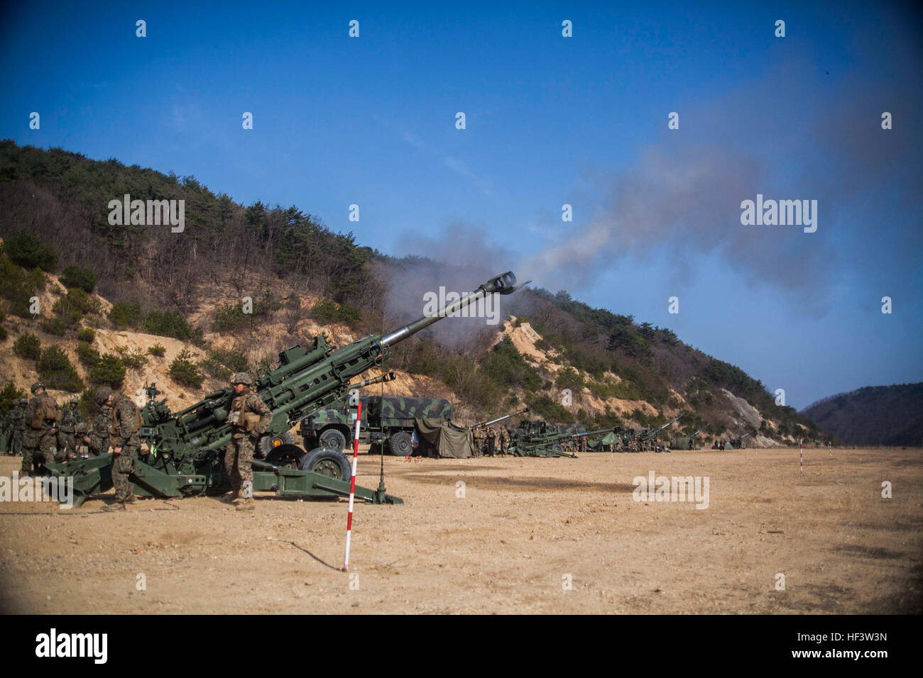 US Marines con Golf Battery, 1st Battalion, 5th Marines, 31st Marine Expeditionary Unit, e Republic of Korea Marines con Bravo Battery, 11th Battalion, 1st ROK Division, condurre missioni di fuoco di artiglieria a Sanseori, Corea del Sud, come parte dell'esercitazione Ssang Yong 16, un esercizio combinato di addestramento anfibio con forze statunitensi, ROK, australiane e neozelandesi per migliorare l'interoperabilità e il coordinamento operativo. Foto Stock