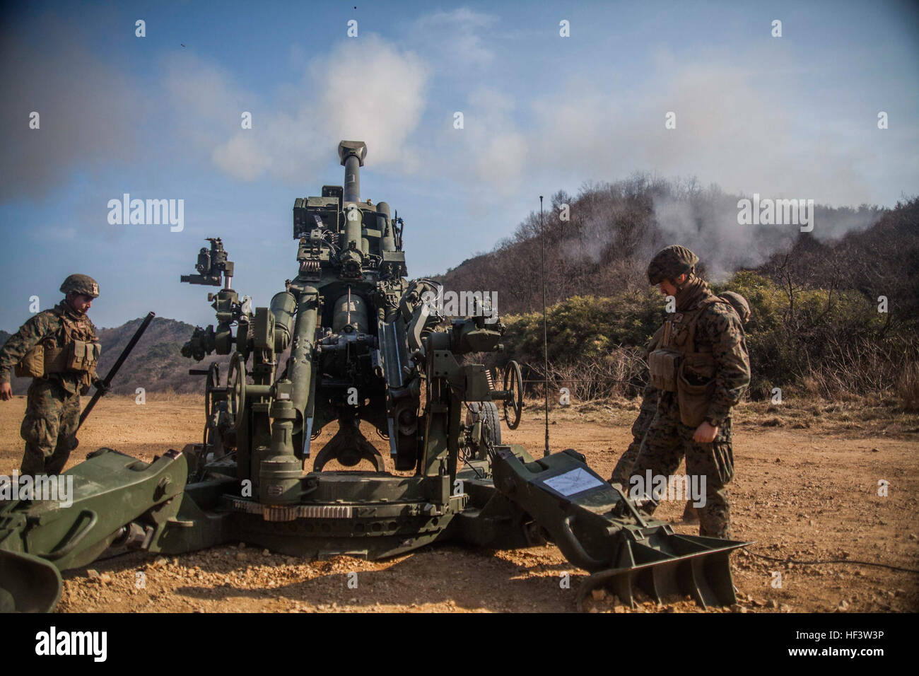Marine con Golf Battery, 1st Battalion, 5th Marines, 31st Marine Expeditionary Unit, sparano obici M777A2 da 155 mm a Sanseori, Corea del Sud, durante l'esercitazione Ssang Yong 16. L'esercizio anfibio combinato biennale migliora l'interoperabilità tra le forze statunitensi, della Repubblica di Corea, australiane e della nuova Zelanda reale. Foto Stock