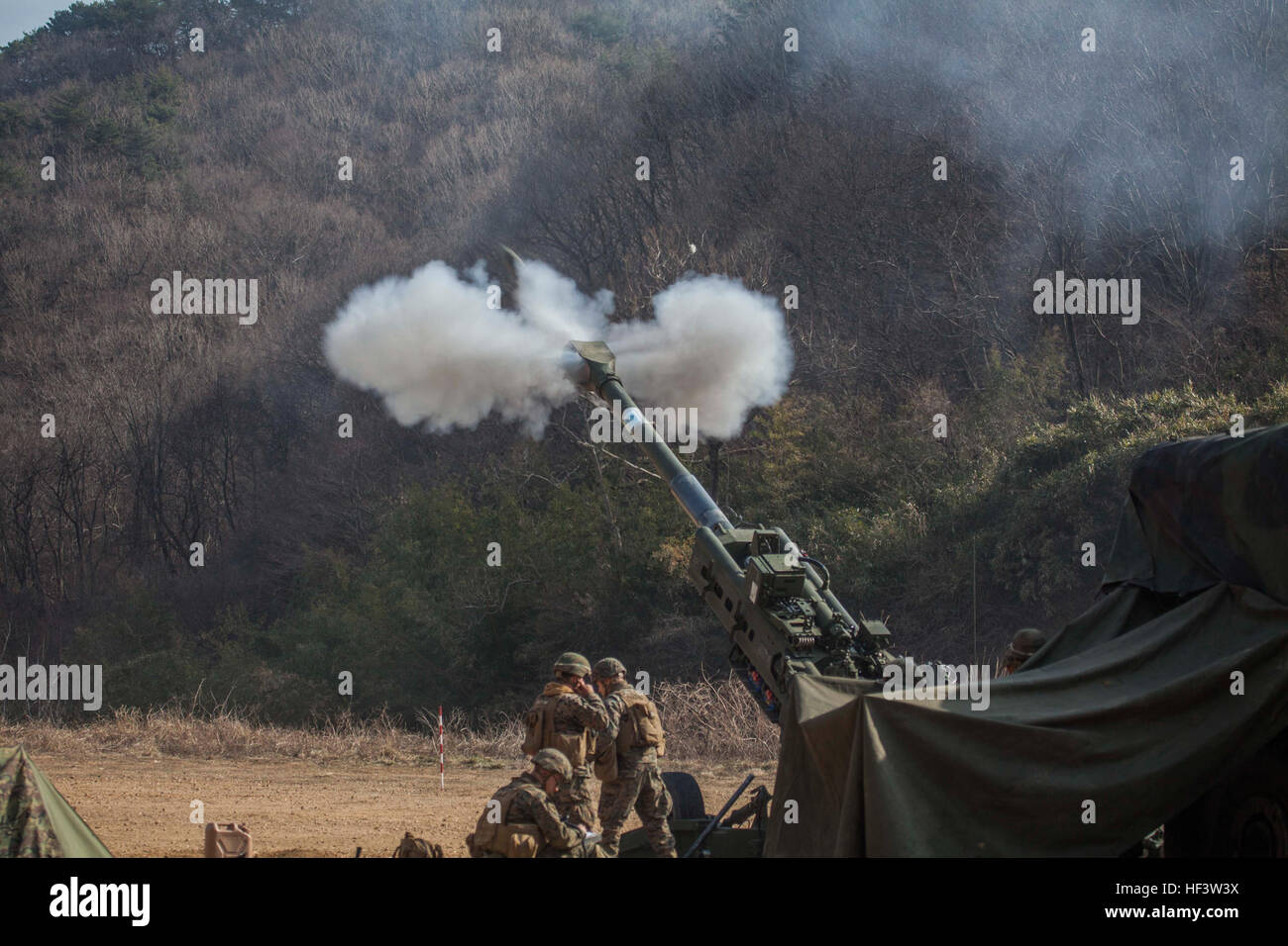 US Marines con Golf Battery, 1st Battalion, 5th Marines, 31st MEU fuoco M777A2 obici da 155 mm a Sanseori, Corea del Sud durante l'esercitazione Ssang Yong 16. Questo esercizio anfibio combinato biennale coinvolge forze statunitensi, della Repubblica di Corea, australiane e della nuova Zelanda reale per rafforzare l'interoperabilità, il coordinamento e le relazioni di lavoro tra le operazioni militari. Foto Stock