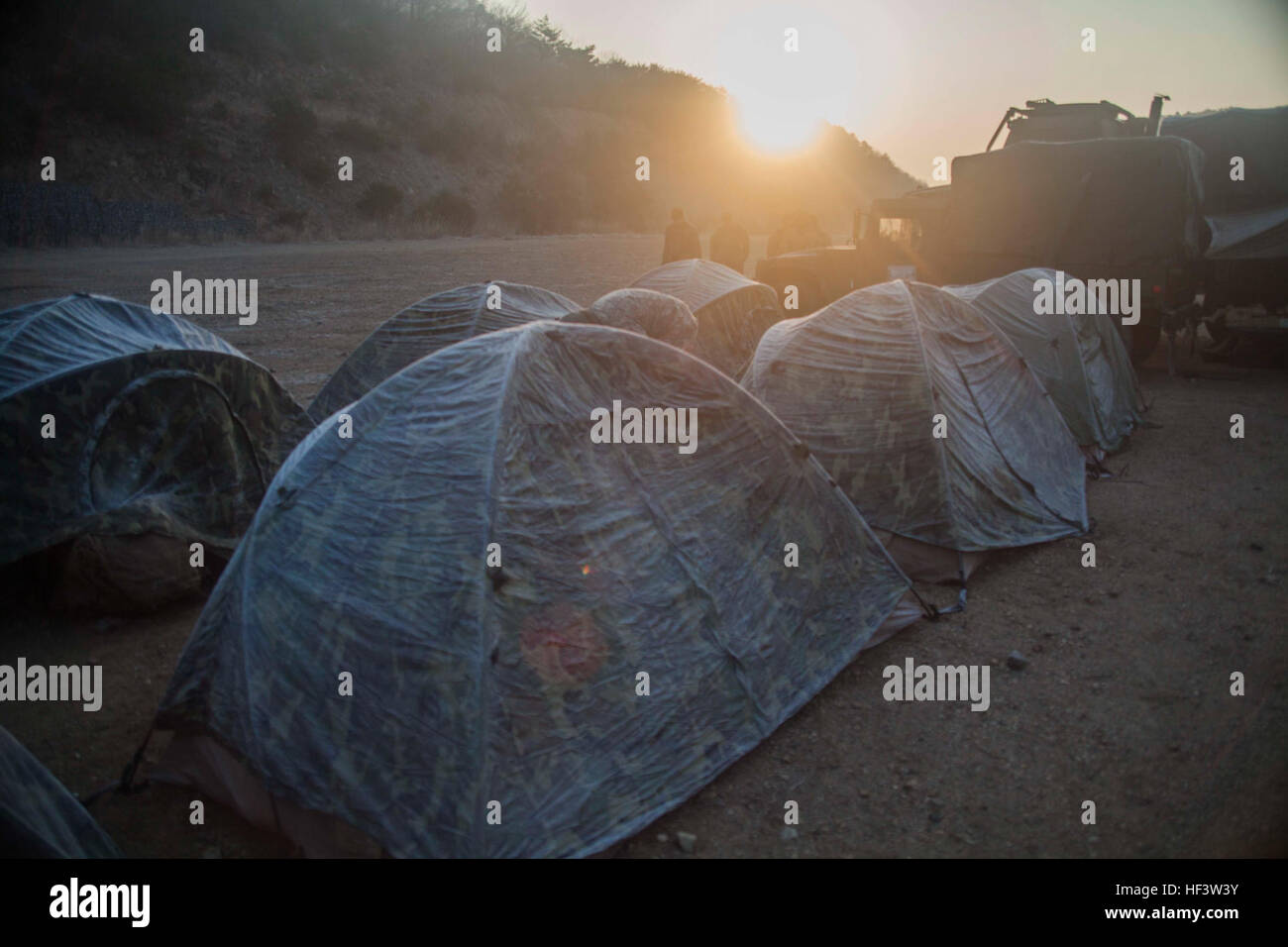 Marines of Golf Battery, 1st Battalion, 5th Marines, 31st MEU, sperimenta condizioni di ghiaccio durante l'esercitazione Ssang Yong 16 in Corea del Sud, un esercizio anfibio combinato che migliora l'interoperabilità tra le forze militari degli Stati Uniti, della Repubblica di Corea, australiane e neozelandesi. Foto Stock