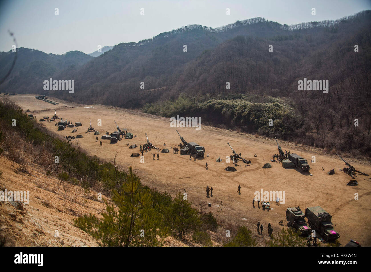US Marines con Golf Battery, 1st Battalion, 5th Marines, 31st MEU, e Republic of Korea Marines da Bravo Battery, 11th Battalion, 1st ROK Division conducono missioni di fuoco di artiglieria a Sanseori, Corea del Sud, il 15 marzo 2016, durante l'esercitazione Ssang Yong 16, un esercizio anfibio combinato. Foto Stock