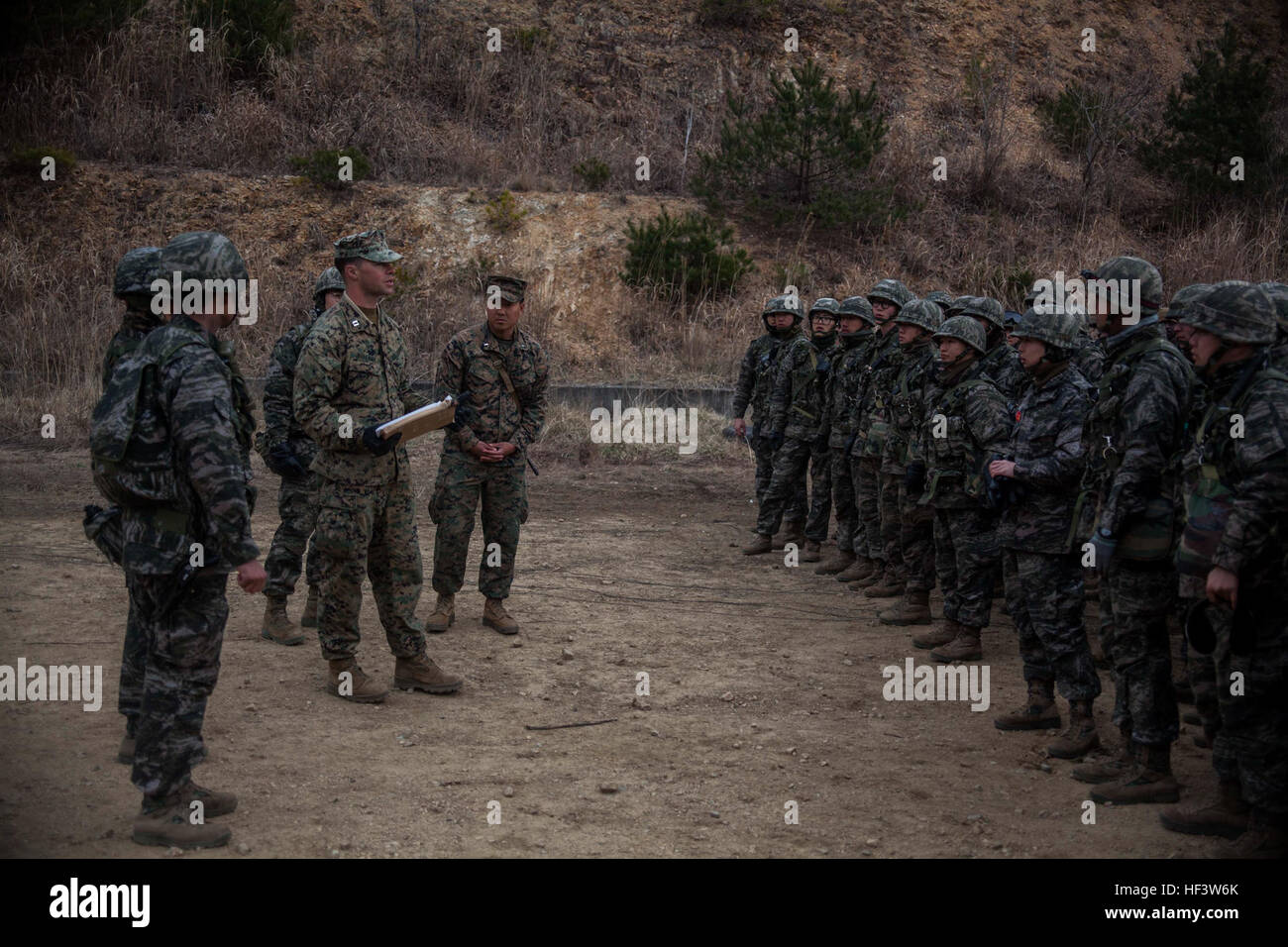 I Marines statunitensi della Golf Battery, Battalion Landing Team, 1st Battalion, 5th Marines, 31st Marine Expeditionary Unit, hanno presentato una targa ai Marines della Repubblica di Corea assegnati a Bravo Battery, 11th Battalion, 1st ROK Division durante l'esercitazione Ssang Yong 16 a Sanseori, Pohang, Repubblica di Corea, 16 marzo 2016. Ssang Yong 16 è un esercizio anfibio combinato biennale che migliora l'interoperabilità e le relazioni di lavoro tra le forze statunitensi, del ROK, australiane e neozelandesi. Foto Stock