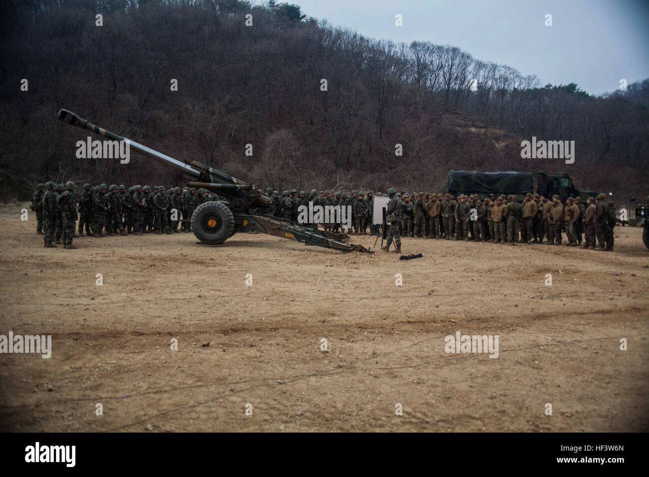 I marines degli Stati Uniti e della Repubblica di Corea conducono addestramento al sistema di artiglieria e scambiano conoscenze durante l'esercitazione Ssang Yong 16 a Sanseori, Pohang, Corea del Sud, il 16 marzo 2016, nell'ambito di un esercizio anfibio biennale combinato con forze alleate per migliorare l'interoperabilità. Foto Stock