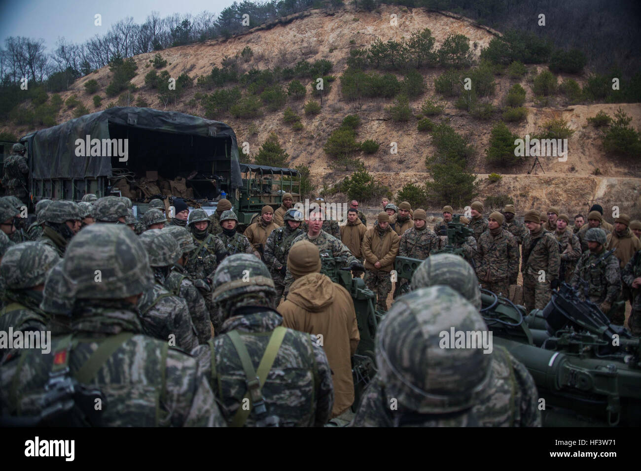 I marines degli Stati Uniti e della Repubblica di Corea scambiano conoscenze sui sistemi di artiglieria durante l'esercitazione Ssang Yong 16 a Sanseori, Pohang, Corea del Sud, un esercizio anfibio combinato biennale che migliora l'interoperabilità tra le forze statunitensi, sudcoreane, australiane e neozelandesi. Foto Stock