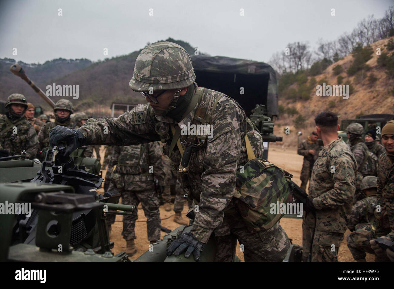 I Marines del 1/5 e i Marines del ROK dell'11° Battaglione conducono scambi di addestramento per il sistema di artiglieria durante Ssang Yong 16 a Pohang, Repubblica di Corea, migliorando l'interoperabilità e le conoscenze operative. Foto Stock