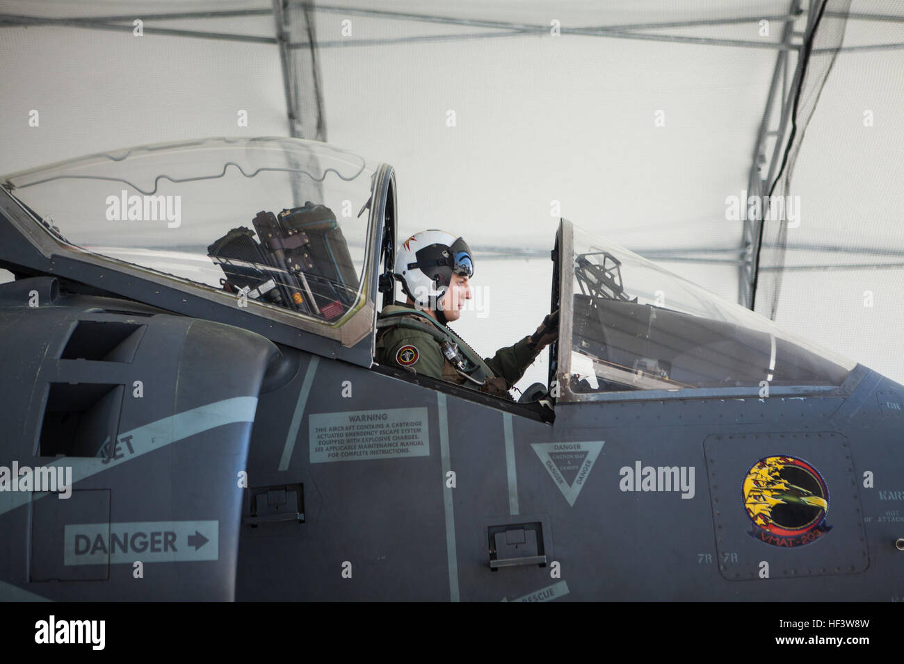 Marine Corps Lance Cpl. Anthony J. Brosilow/RILASCIATO) Capt. Jonathon A. Zier prepara un AV-8B Harrier per volo a Marine Corps Air Station Cherry Point, N.C., 17 marzo 2016. Zier è un istruttore pilota con attacco Marine Training Squadron 203. VMAT-203 treni aviatori navali a volare AV-8B Harrier. (U.S. Marine Corps Lance Cpl. Anthony J. Brosilow/RILASCIATO) VMAT-203 conduce giorno e notte VSTL 160317-M-AD586-004 Foto Stock