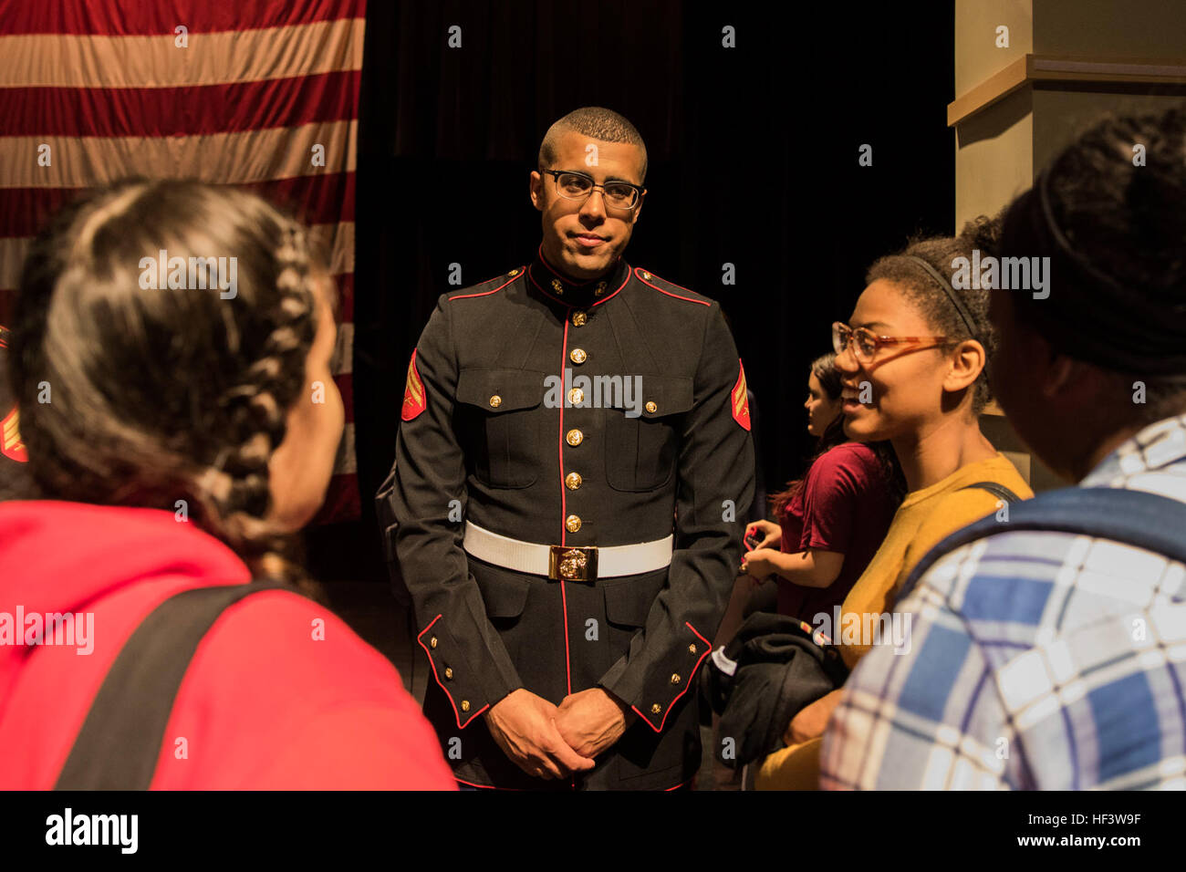 Caporale Giordania neve, bass batterista per la Marine Corps base Quantico band e Proctor, Vermont, nativo, parla con alta fascia di scuola gli studenti nell'Everett High School auditorium, Marzo 18. La band ha visitato la scuola tecnica per le loro prestazioni nella festa di San Patrizio parade di Boston il weekend successivo. La neve è un Berklee College of Music graduate e percorsa avanti e indietro tra Boston e la Germania a diventare un Marine Corps musicista. Al di là dell'Atlantico, un viaggio al Marine Corps musica 160318-M-UY543-146 Foto Stock