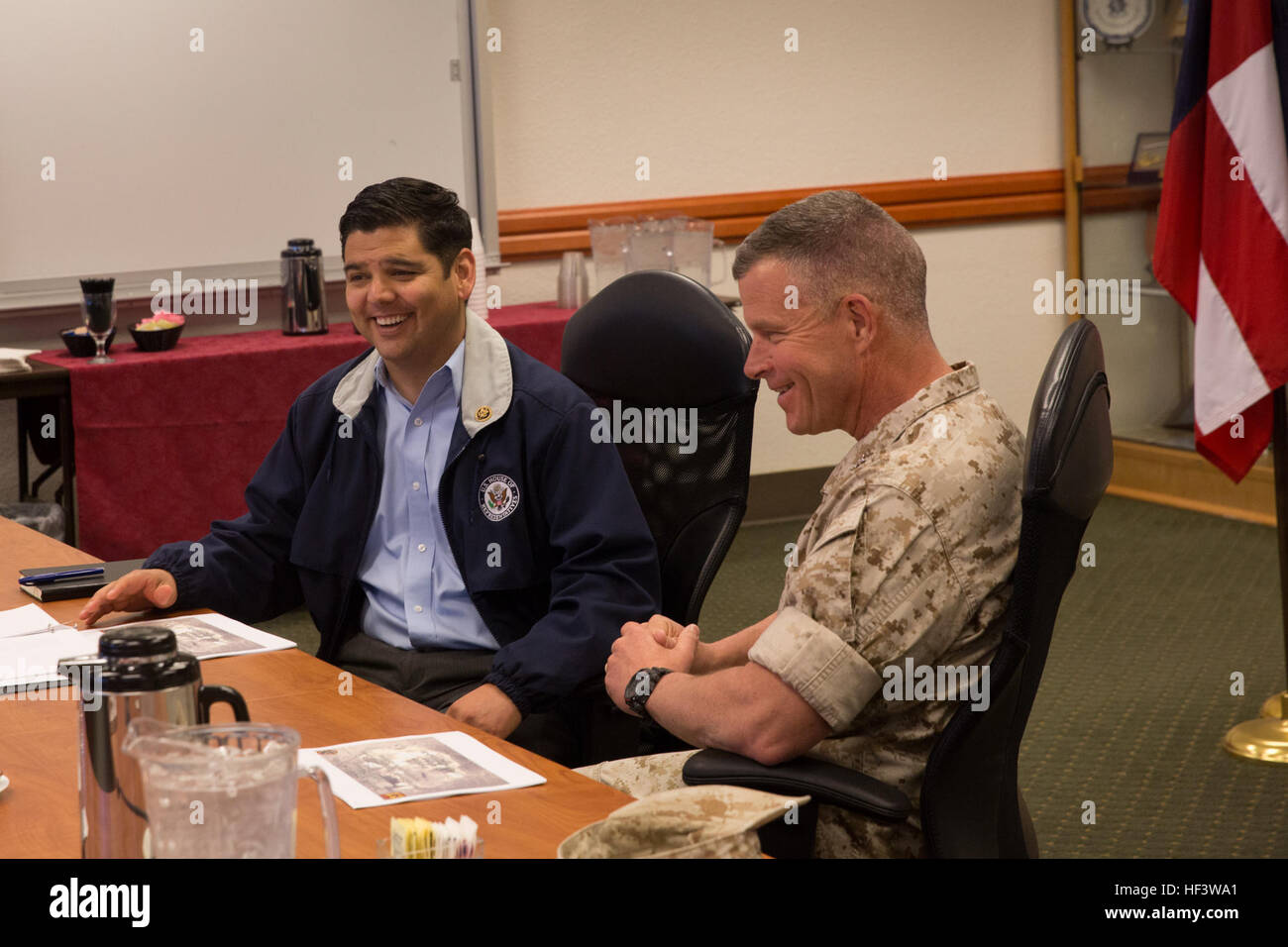 Il Mag. Gen. Lewis A. Craparotta, centro di combattimento comandante generale, spiega la missione del Centro di combattimento a Congressman Raul Ruiz durante la sua visita al centro di combattimento, Marzo 18, 2016. Ruiz serve come il membro del congresso per la California's 36th District e lo scopo della sua visita era quello di discutere i vari programmi a bordo della installazione e si impegnano con il comando di leadership per acquisire una comprensione del combattimento del centro di funzionalità uniche. (Gazzetta Marine Corps foto di Cpl. Medina Ayala-Lo/RILASCIATO) dal congressista Ruiz trattate al banco del centro di combattimento 160318-M-RO214-643 Foto Stock