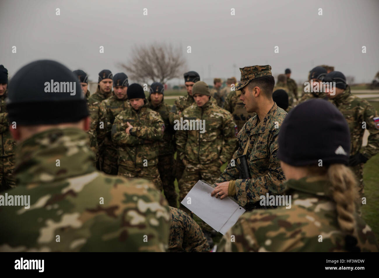 Stati Uniti Navy Seaman Christopher Williams, un corpsman con il Mar Nero forza rotazionale, spiega combattere salvare la vita di soldati sloveni durante il platino Lynx 16-3, a bordo Babadag Area Formazione, Romania, Marzo 22, 2016. Marines utilizzare queste competenze se necessario a stabilizzare i feriti a preparare il trasporto dalla zona di combattimento a una struttura medica. (U.S. Marine Corps photo by Lance Cpl. Kyle Kauffman, 2D MARDIV COMCAM/RILASCIATO) BSRF 16.1, Platino Lynx 16-3, armi familiarizzazione 160322-M-AD458-005 Foto Stock