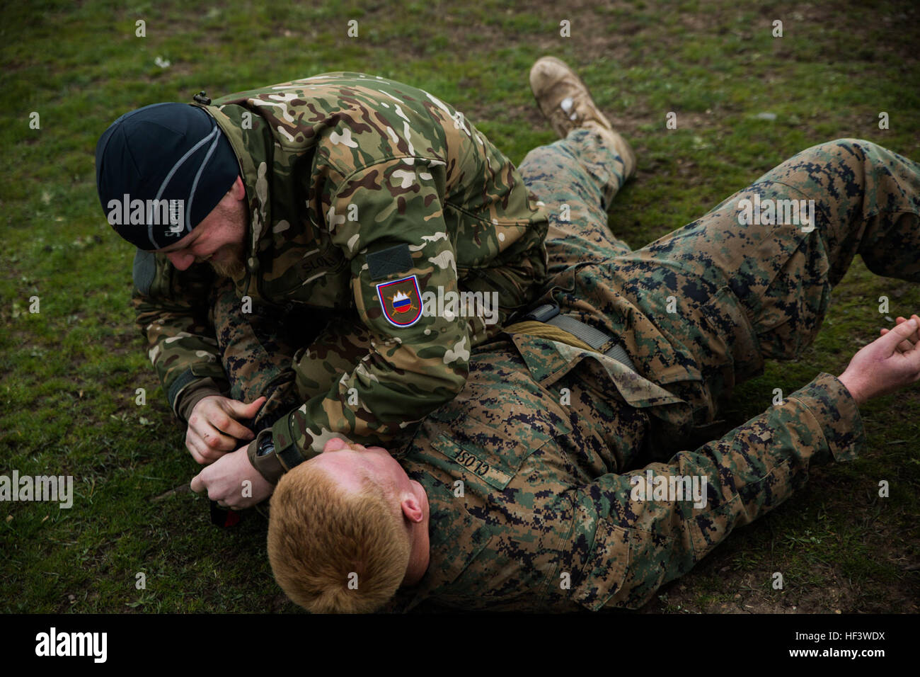 Stati Uniti Marine Corps Lance Cpl. Augusto vicino, un fuciliere di fanteria team leader con il Mar Nero La forza di rotazione, agisce come un incidente per Pvt. Mitja Cerar, un rifleman con le forze sloveno, durante un combattimento life saver classe come una parte di platino Lynx 16-3, Babadag Area Formazione, Romania, Marzo 22, 2016. Lo scopo dietro il platino Lynx è di migliorare la prontezza e aumentare la loro capacità di lavorare senza problemi con altri la NATO e i paesi partner in tutto il mondo. (U.S. Marine Corps photo by Lance Cpl. Kyle Kauffman, 2D MARDIV COMCAM/RILASCIATO) BSRF 16.1, Platino Lynx 16-3, armi familiarizzazione 16 Foto Stock