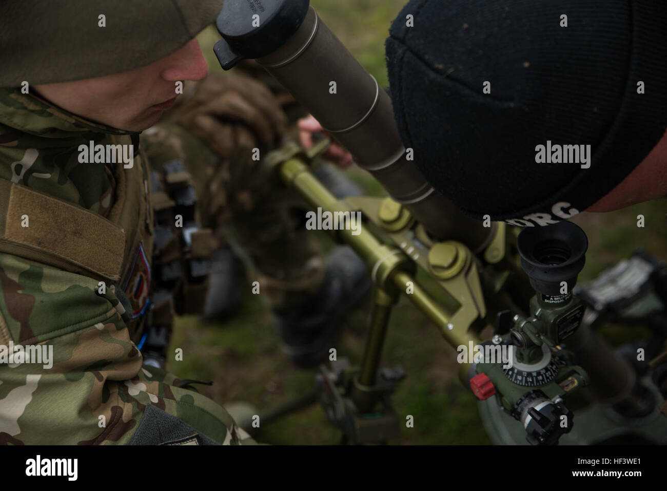 Stati Uniti Marines con il Mar Nero forza rotazionale di dimostrare alle forze sloveno come far funzionare una M224A1 sistema di mortaio durante il platino Lynx 16-3, a bordo Babadag Area Formazione, Romania, Marzo 22, 2016. Lo scopo di questo esercizio è stato quello di insegnare e imparare dagli alleati della NATO e di mantenere la capacità di lavorare con gli altri senza problemi. (U.S. Marine Corps photo by Lance Cpl. Kyle Kauffman, 2D MARDIV COMCAM/RILASCIATO) BSRF 16.1, Platino Lynx 16-3, armi familiarizzazione 160322-M-AD458-052 Foto Stock