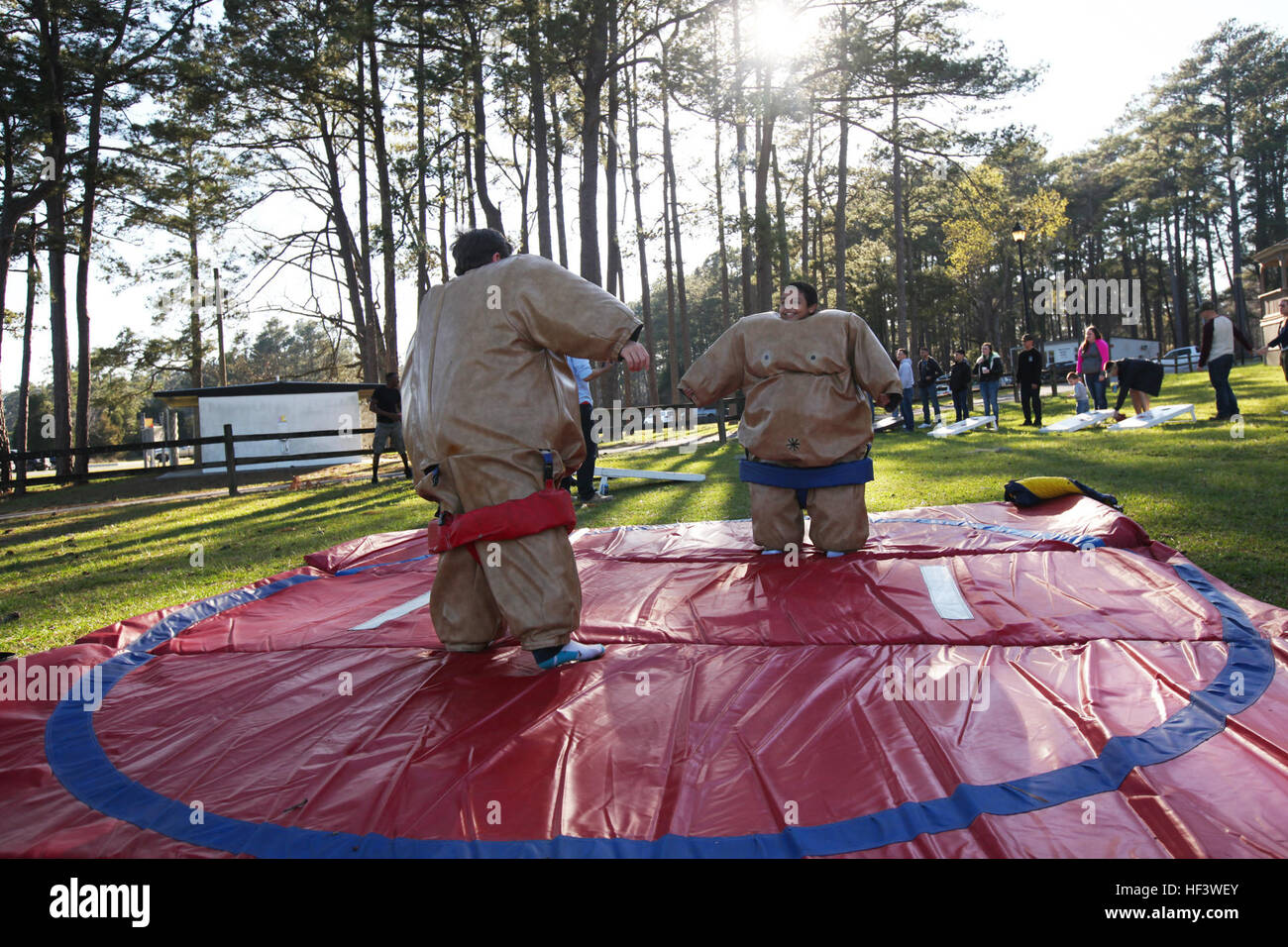 Cole, a sinistra e a Noè Sumo lottano durante il maiale simiannual pickin' al Marine Corps Air Station Cherry Point, N.C., Marzo 22, 2016. Più di 300 marines, i familiari e i membri della comunità Havelock hanno partecipato all'evento. La manifestazione si è tenuta a dimostrare la comunità di apprezzamento per i Marines e ringrazio i membri del servizio su Cherry Point per i loro contributi per il Marine Air-Ground Task Force. (U.S. Marine Corps foto di PFC. Nicholas P. Baird/RILASCIATO) Havelock MAC approvvigiona per fame Devil Dogs, le famiglie durante i suini Pickin' 160322-M-MB391-004 Foto Stock
