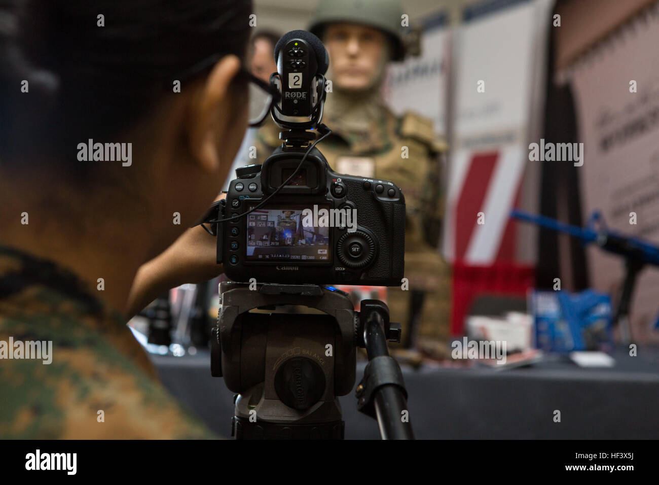 Stati Uniti Marine Corps Lance Cpl. Daphne Rodriguez, videografo di combattimento con Marine Corps Impianti Oriente, Camp Lejeune, pellicole di una sequenza video durante la marina militare del Sud esposizione presso il campo Goettege House, Camp Lejeune, N.C., Aprile 7, 2016. Il Marine Esposizione Sud è sponsorizzato dalla Marine Corps League ed è un forum per appaltatori della difesa per visualizzare, informare e promuovere le più recenti apparecchiature di difesa e di tecnologia. Questa esposizione promette visualizza innovative, bold nuovi prototipi, e trailblazing simulazioni al computer di stato dell'arte nella tecnologia di sistemi e apparecchiature finalizzati Foto Stock