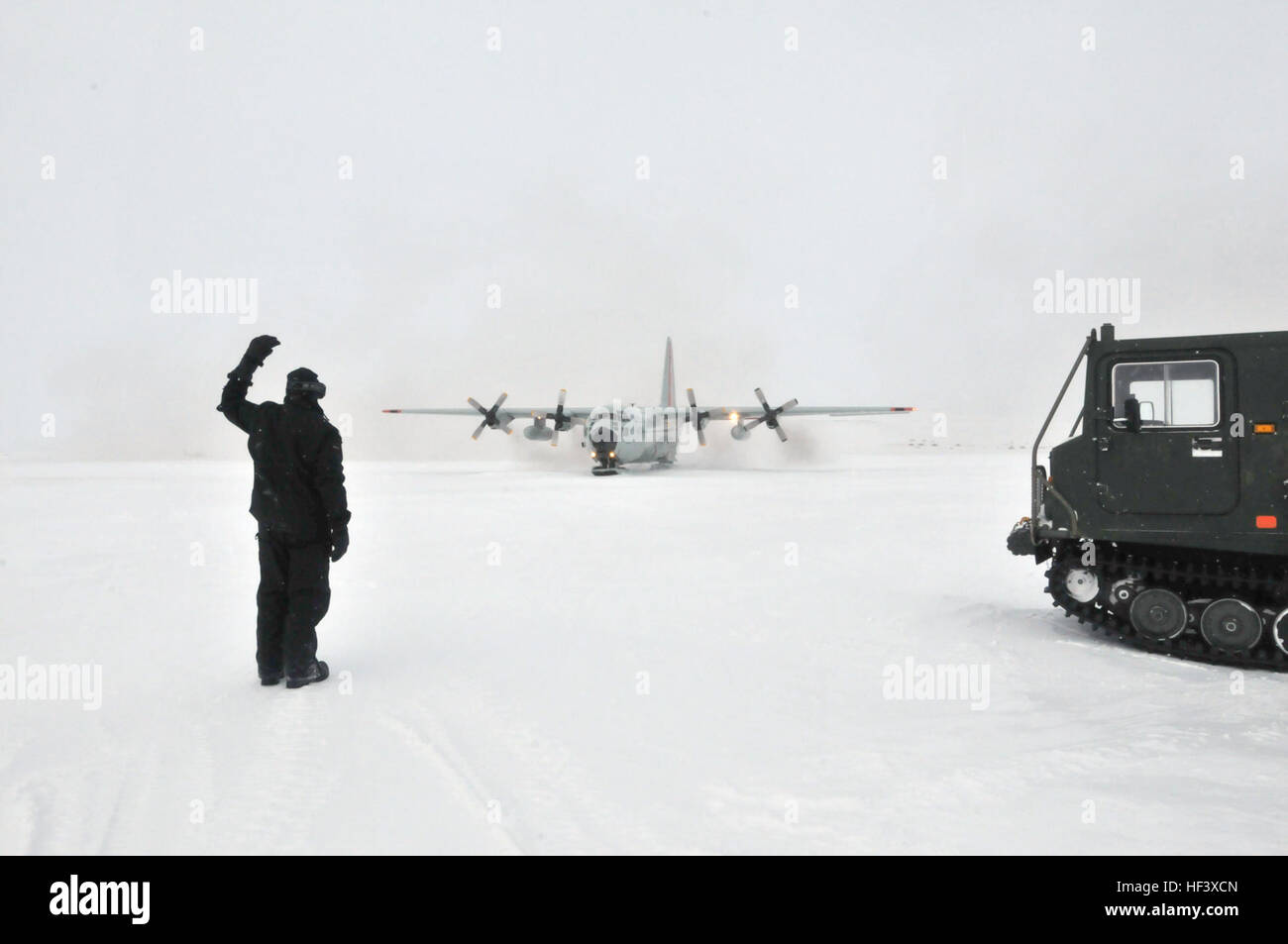 Il Mag. Matteo Sala taxi in un LC-130 che sullo sci-modo a poco Cornwallis Island, Nunavut, Canada, il 13 aprile 2016, a sostegno del Canada di funzionamento annuale Nunalivut. La sala era parte dell'otto-persona squadra da New York Air National Guard's 109 Airlift Wing che ha preparato la ski-way per LC-130 operazioni. Quasi 50 aviatori e due LC-130s da 109 erano parte dell'esercizio. Questo è il terzo anno 109 ha partecipato. (U.S. Air National Guard foto di Airman 1. Classe Jamie Spaulding siete/RILASCIATO) Funzionamento Nunalivut 2016 160413-Z-YD502-007 Foto Stock