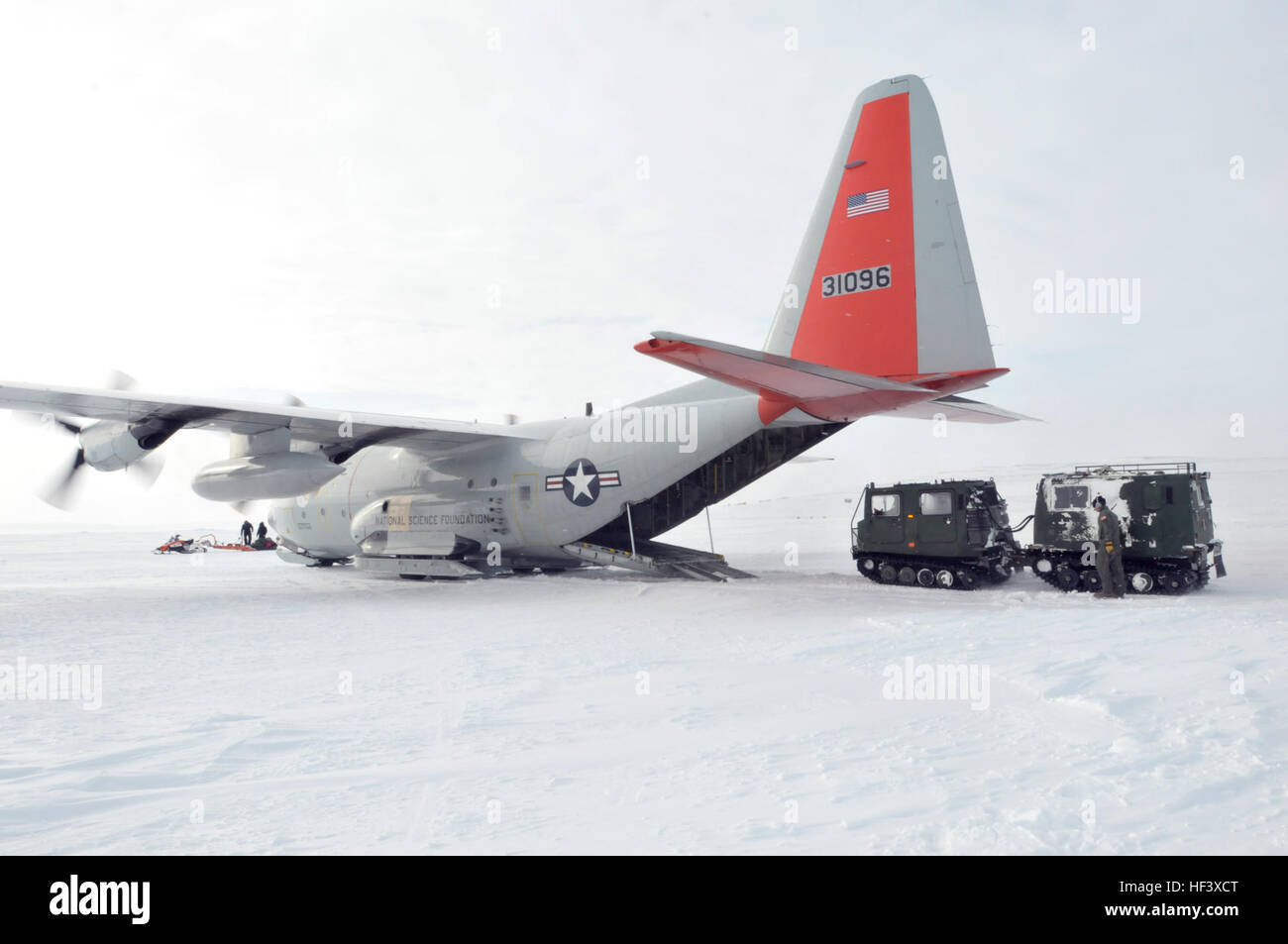 Un loadmaster con il New York Air National Guard's 109 Airlift Wing carichi canadese di un veicolo di trasporto su un LC-130 'Skibird' a poco Cornwallis Island, Nunavut, Canada, il 13 aprile 2016, a sostegno del Canada di funzionamento annuale Nunalivut. Un gruppo di otto aviatori di 109 AW preparato la ski-way per LC-130 operazioni e qualificato anche quattro ingegneri canadesi su come costruire la ski-modo. Quasi 50 aviatori e due LC-130s da 109 erano parte di un esercizio che ha avuto anche le operazioni in Resolute Bay, Canada e Thule Air Base, la Groenlandia. Questo è il terzo anno 109 ha parteci Foto Stock