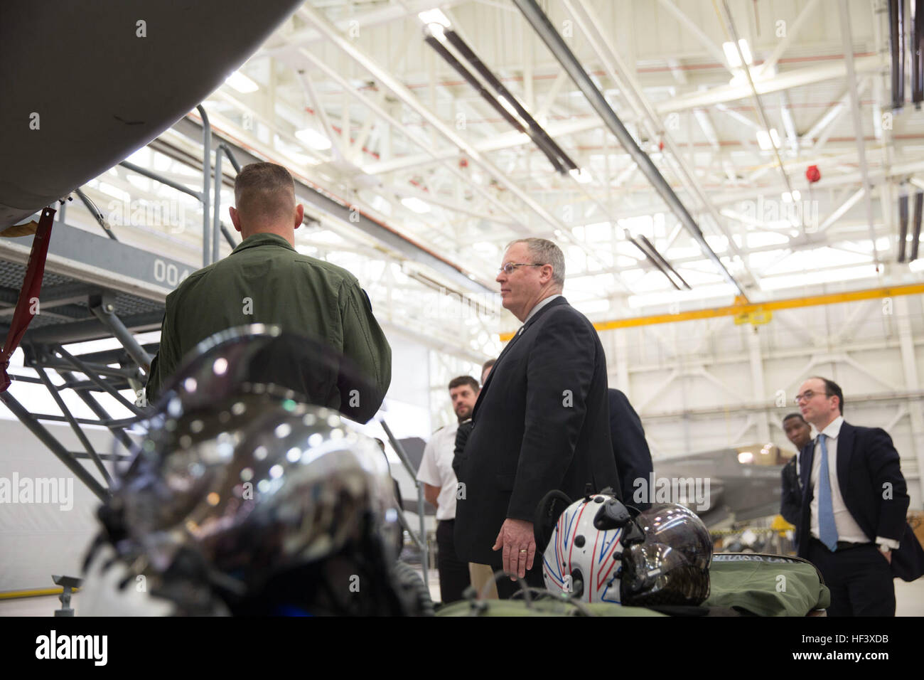 Il vice Segretario della Difesa Bob lavoro soddisfa con Lt Col. Gregorio Summa in Marine Fighter Attack Training Squadron 501's hangar a bordo Marine Corps Air Station Beaufort Aprile 14. Il lavoro ha visitato la stazione di aria con U.K. Il ministro di Stato per gli appalti nel settore della difesa Philip Dunne per osservare la F-35B Lightning II Joint Strike Fighter program in prima persona e sentire da piloti e manutentori circa i velivoli di progressione. Summa è il comandante della VMFAT-501. Il vice Segretario della Difesa visite 160414 Fightertown-M-BL734-369 Foto Stock