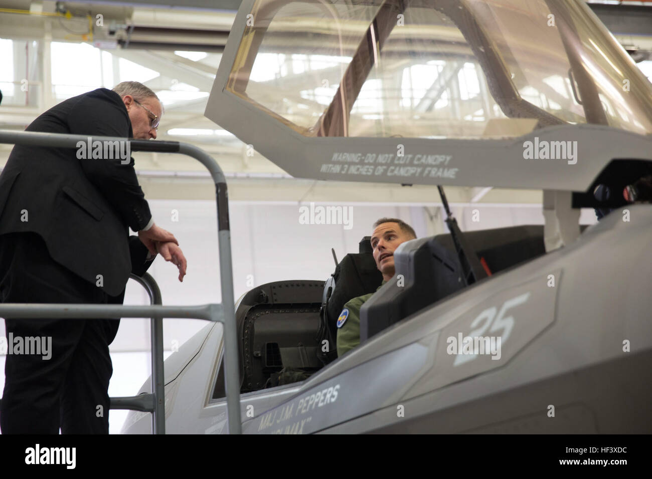 Il vice Segretario della Difesa Bob lavoro soddisfa con Lt Col. Gregorio Summa in Marine Fighter Attack Training Squadron 501's hangar a bordo Marine Corps Air Station Beaufort Aprile 14. Il lavoro ha visitato la stazione di aria con U.K. Il ministro di Stato per gli appalti nel settore della difesa Philip Dunne per osservare la F-35B Lightning II Joint Strike Fighter program in prima persona e sentire da piloti e manutentori circa i velivoli di progressione. Summa è il comandante della VMFAT-501. Il vice Segretario della Difesa visite 160414 Fightertown-M-BL734-434 Foto Stock